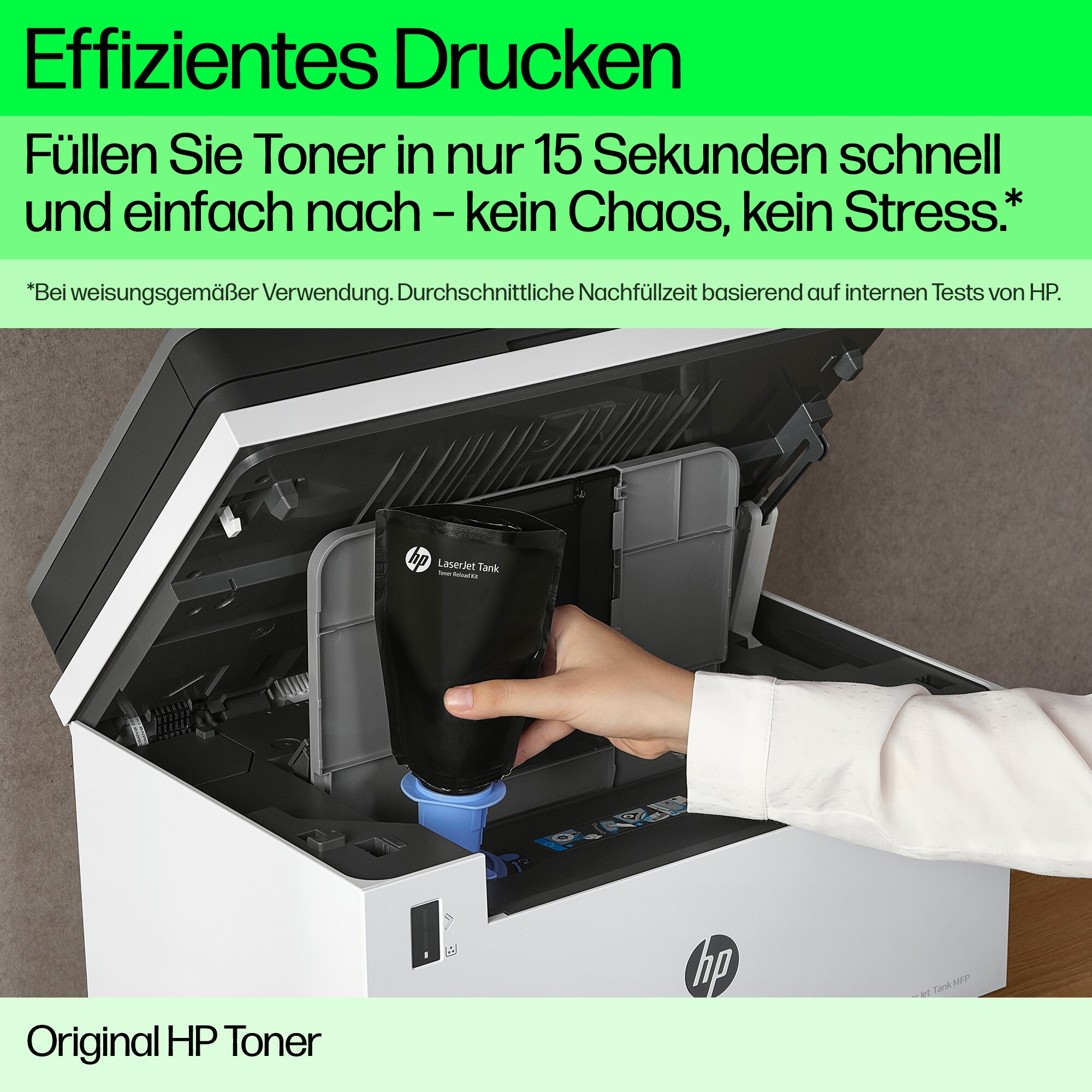 Eine Person füllt eine schwarze HP-Drucker-Tonerkartusche nach. Text: Effizientes Drucken.