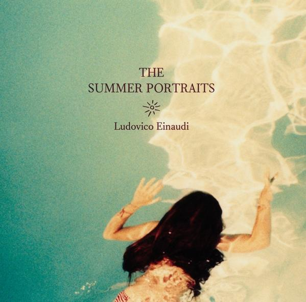 Albumcover mit einer Frau im Wasser. Blaue und weiße Farben. Text sagt 'The Summer Portraits' von Ludovico Einaudi.