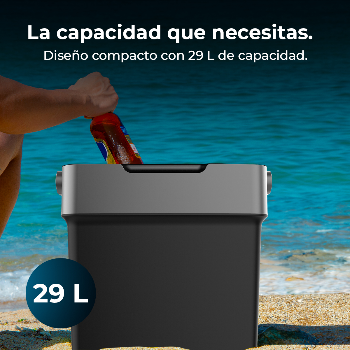 Persona poniendo botella en nevera negra.