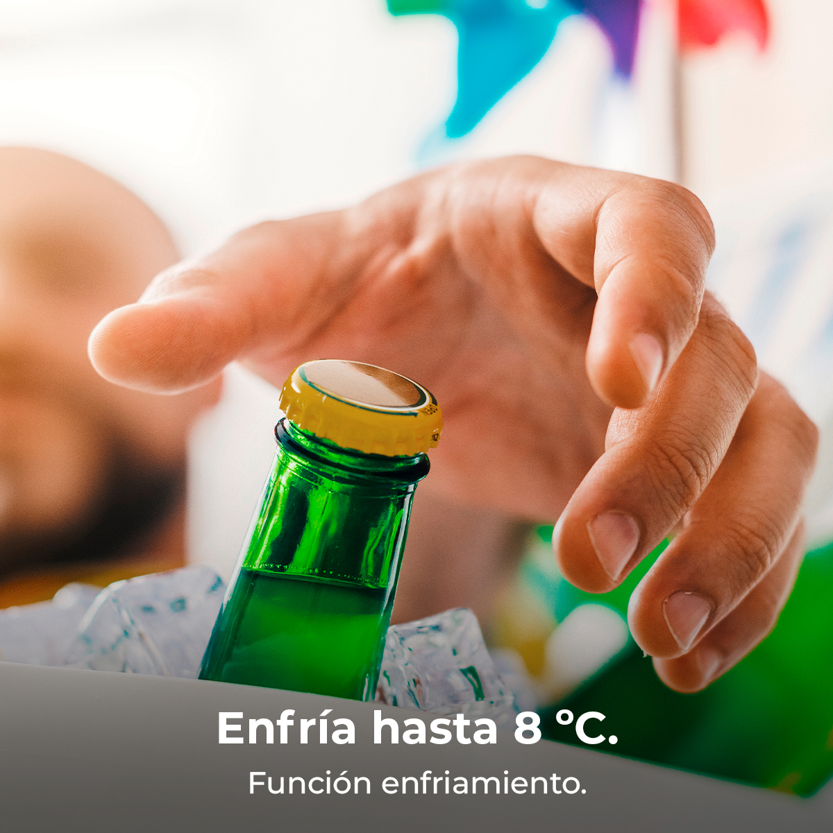 Botella verde en hielo con mano acercándose. Tapa amarilla y texto: Enfría hasta 8 °C.
