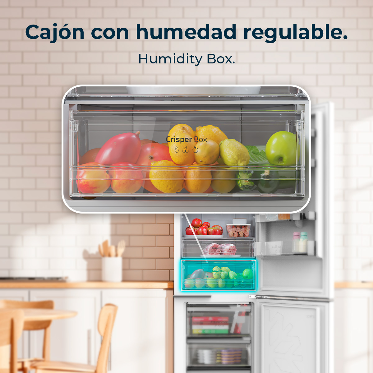 Interior de nevera con frutas y verduras en el cajón de verduras.