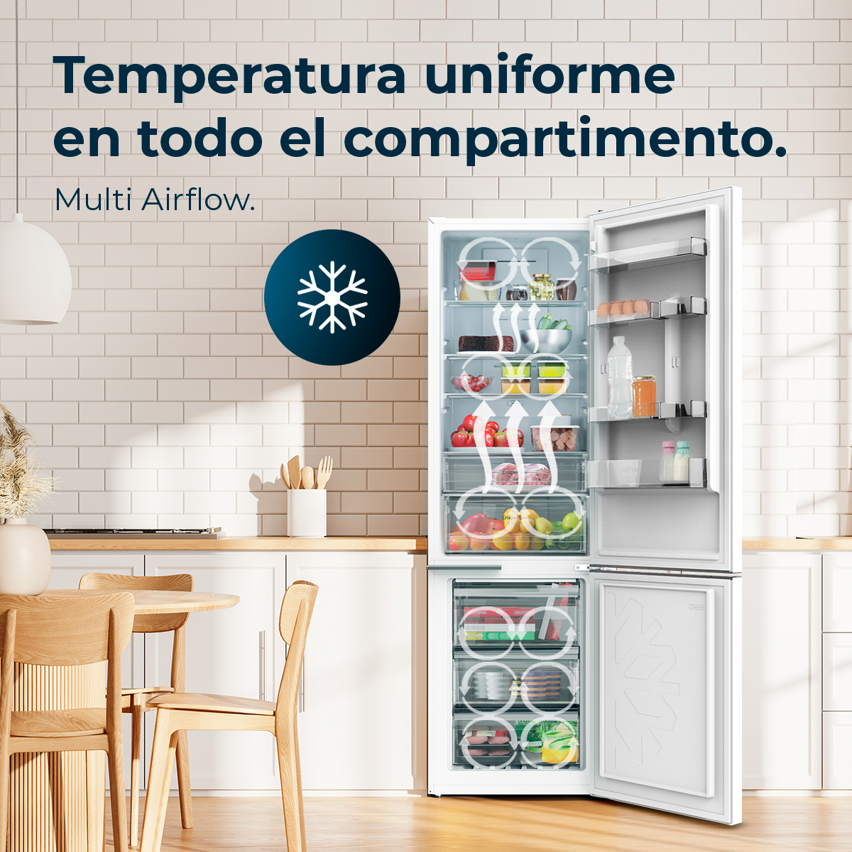 Un refrigerador blanco con la puerta abierta, mostrando la organización.