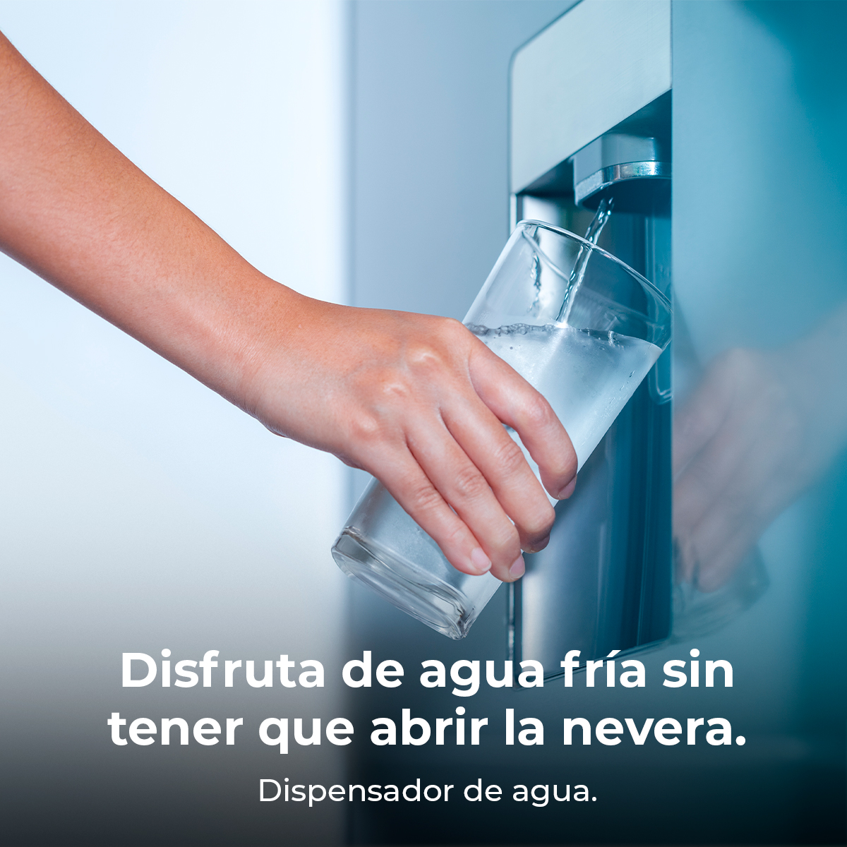 Persona llenando un vaso con agua de un dispensador.