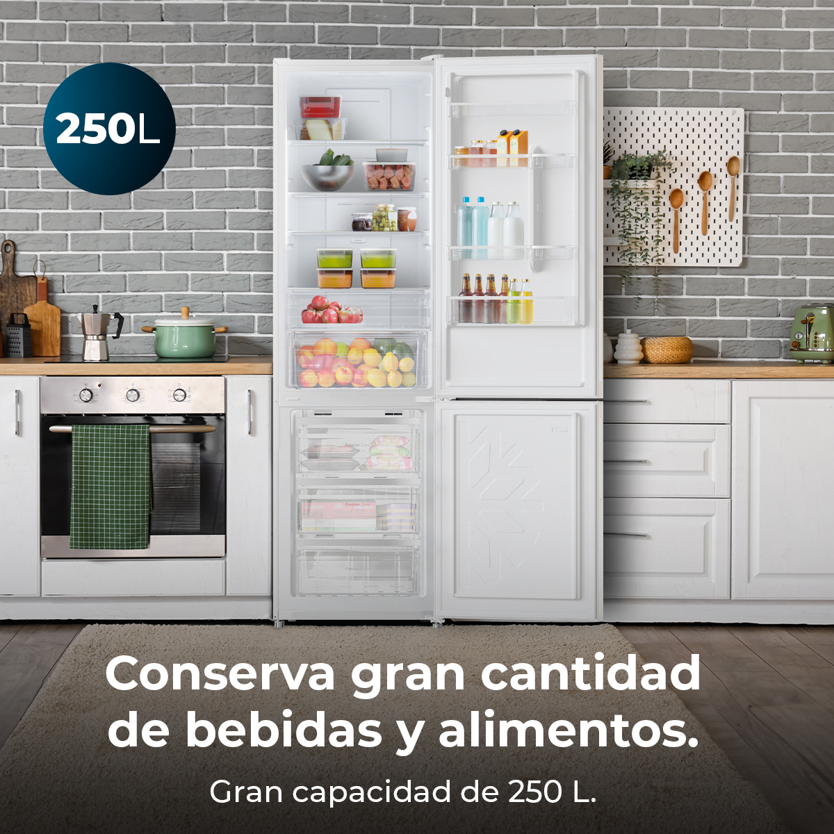 Refrigerador blanco abierto lleno de alimentos, ubicado en un entorno de cocina con pared de ladrillo.