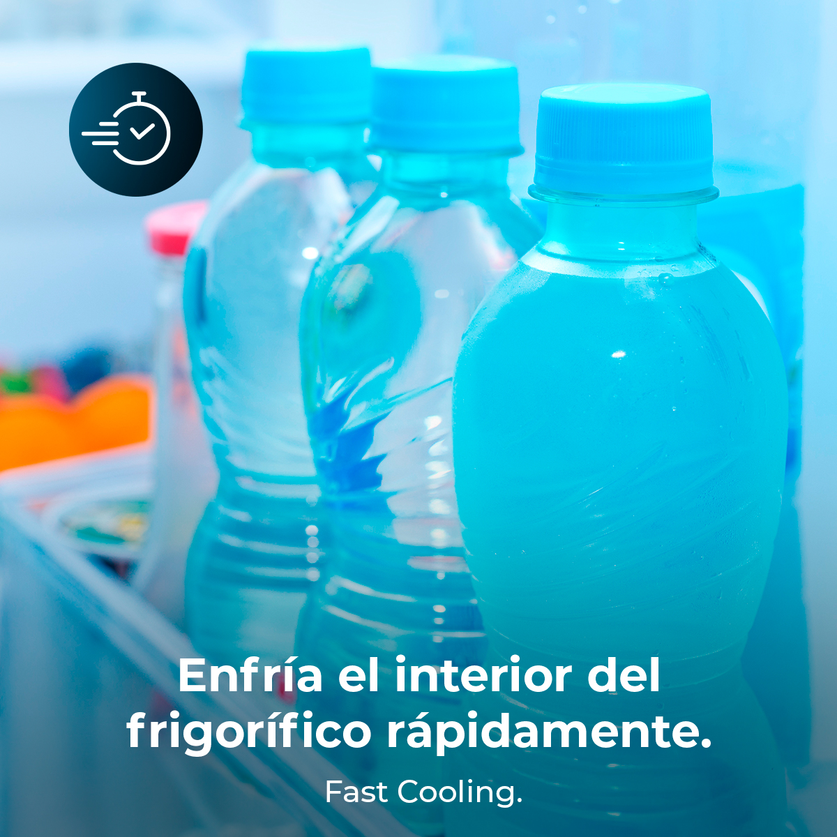 Botellas de bebida deportiva azul dentro de un refrigerador. Texto: 'Enfriamiento rápido'.