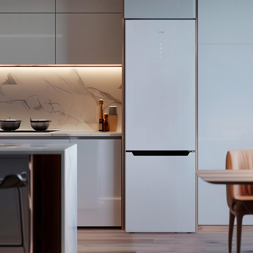 Un refrigerador blanco en una cocina moderna. El refrigerador es alto y tiene un mango negro y una sección inferior.