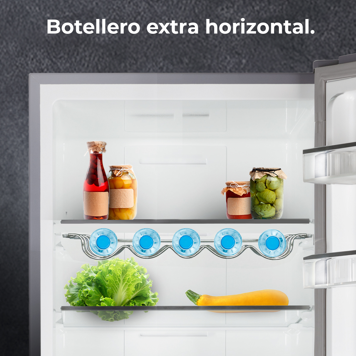 Interior de un refrigerador con estantes que contienen frascos, una lechuga y un calabacín amarillo.