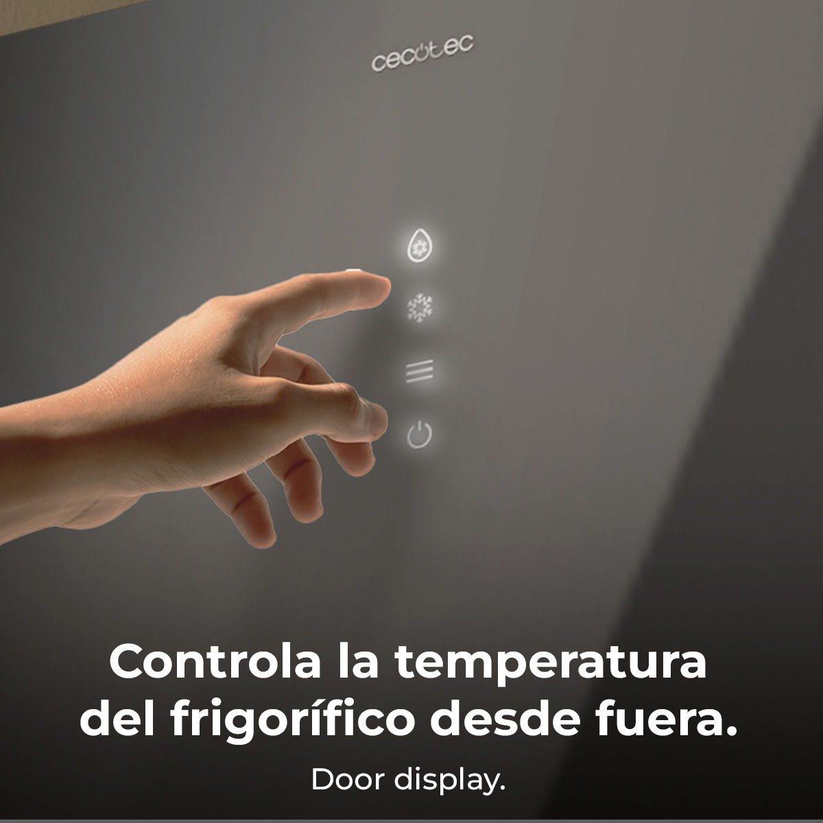 Mano tocando la pantalla de la puerta del refrigerador. Texto: 'Controla la temperatura del frigorífico'.