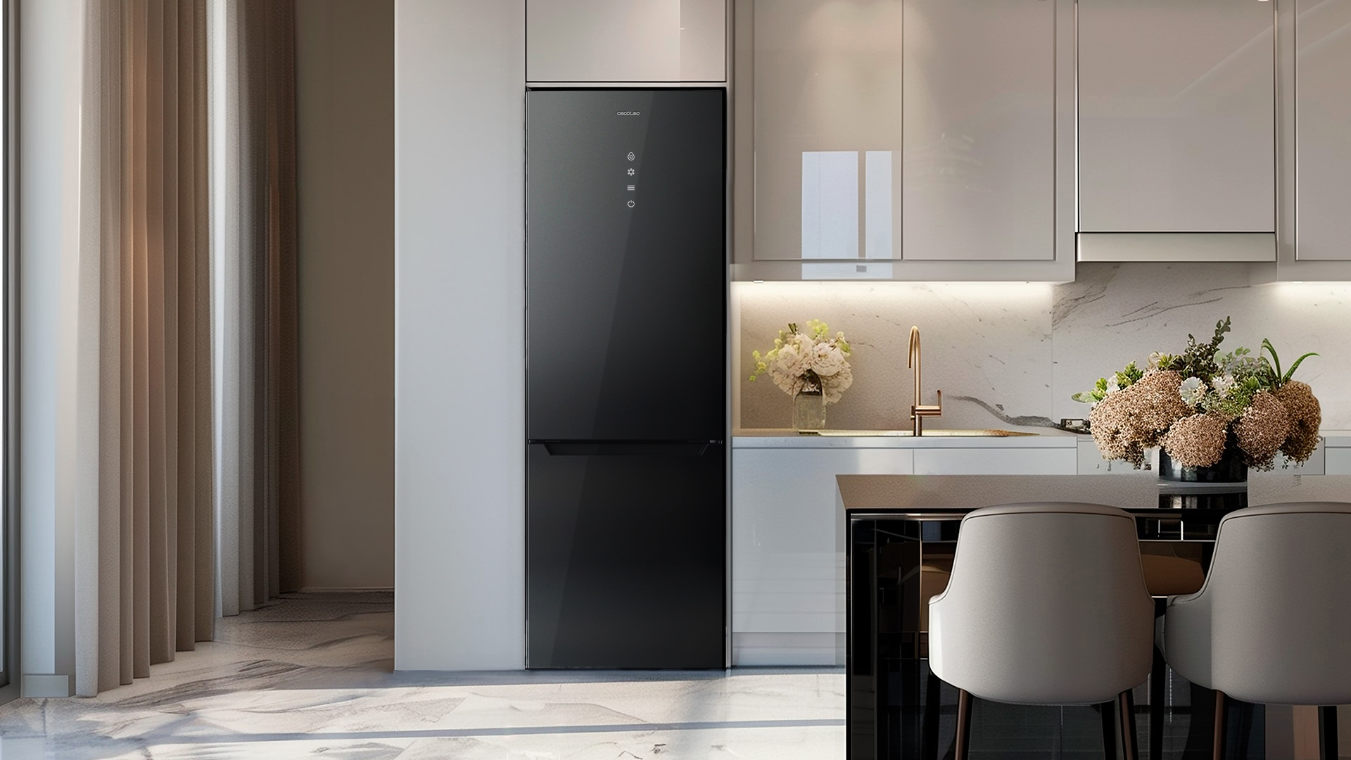 Refrigerador negro moderno en una cocina con flores.