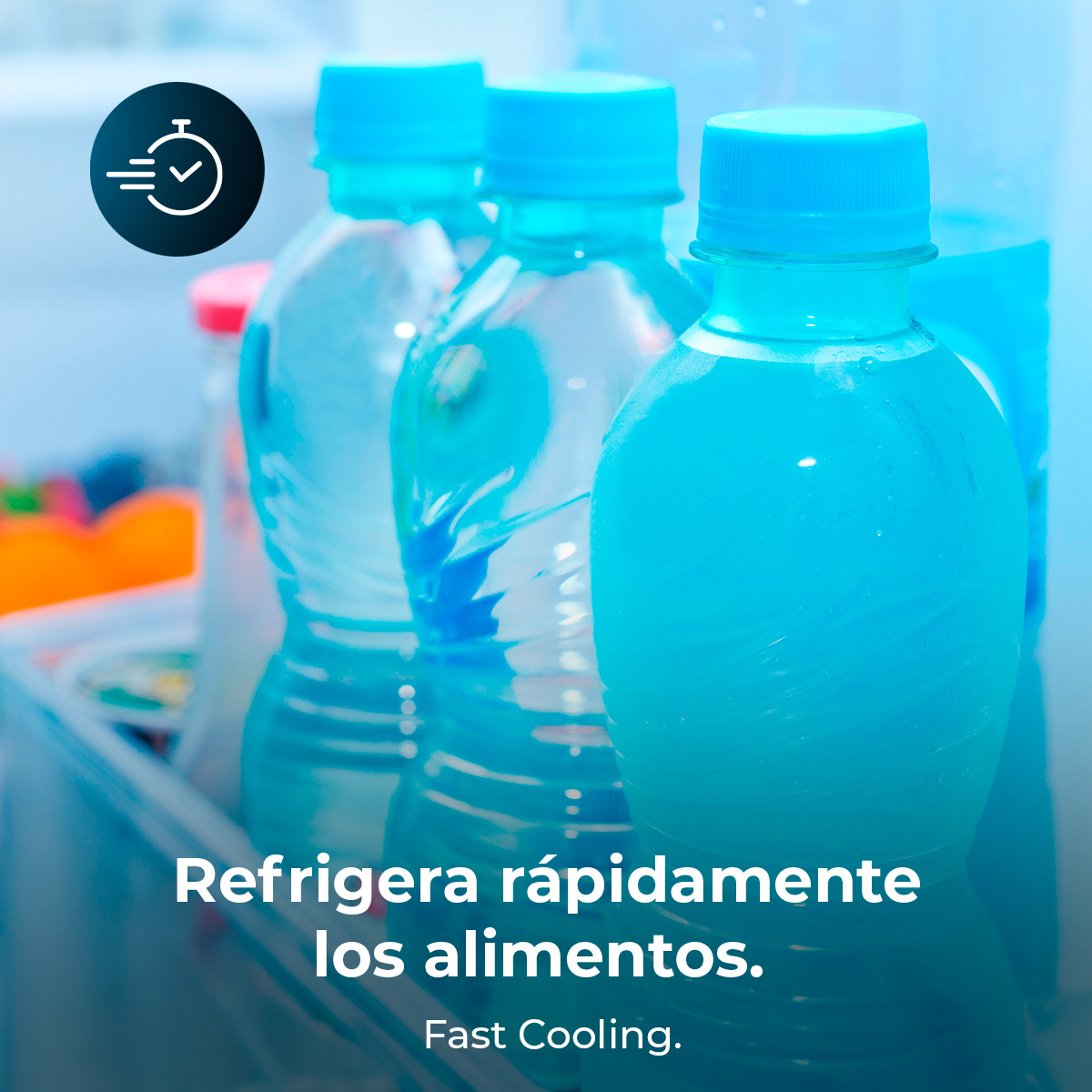 Botellas de líquido azul dentro de un refrigerador, el texto dice 'Enfriamiento rápido'.
