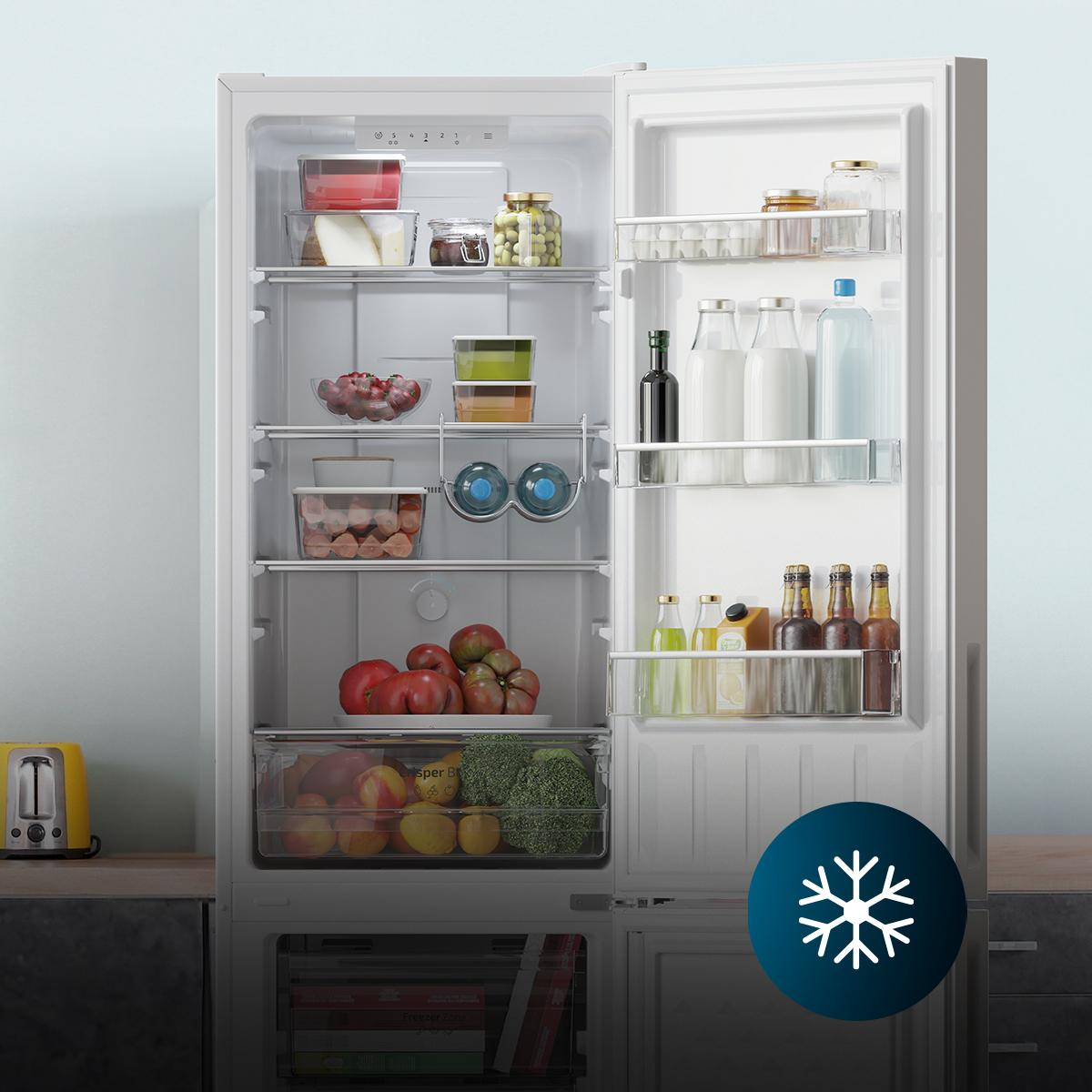 Refrigerador abierto lleno de comida. Se ven varias frutas, verduras y bebidas en los estantes.