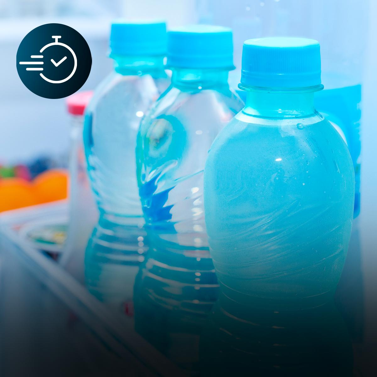 Agua embotellada en un refrigerador, con un icono de reloj indicando velocidad.