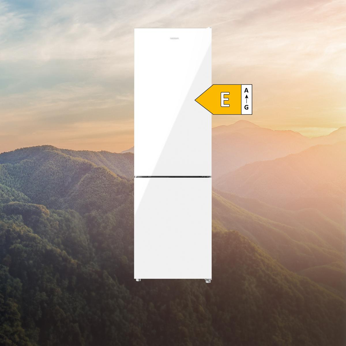 Refrigerador blanco con etiqueta energética sobre un fondo de montañas al atardecer.