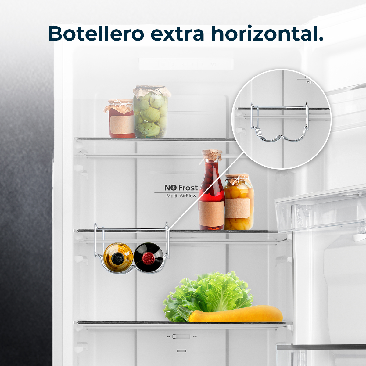 Interior de un refrigerador. Frascos, una lechuga y botellas son visibles en los estantes.