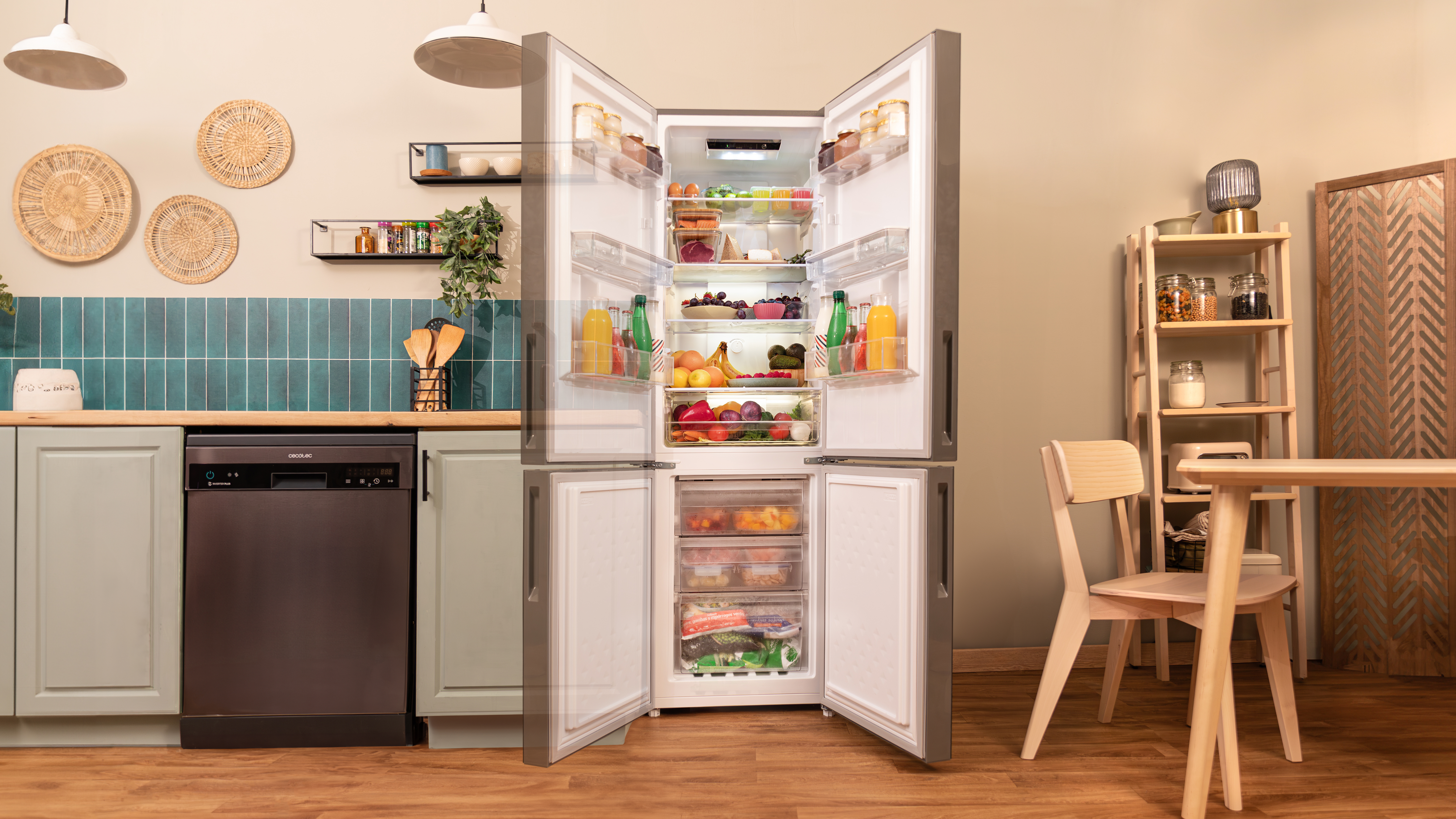Escena de cocina con refrigerador abierto, comida visible y otros electrodomésticos.