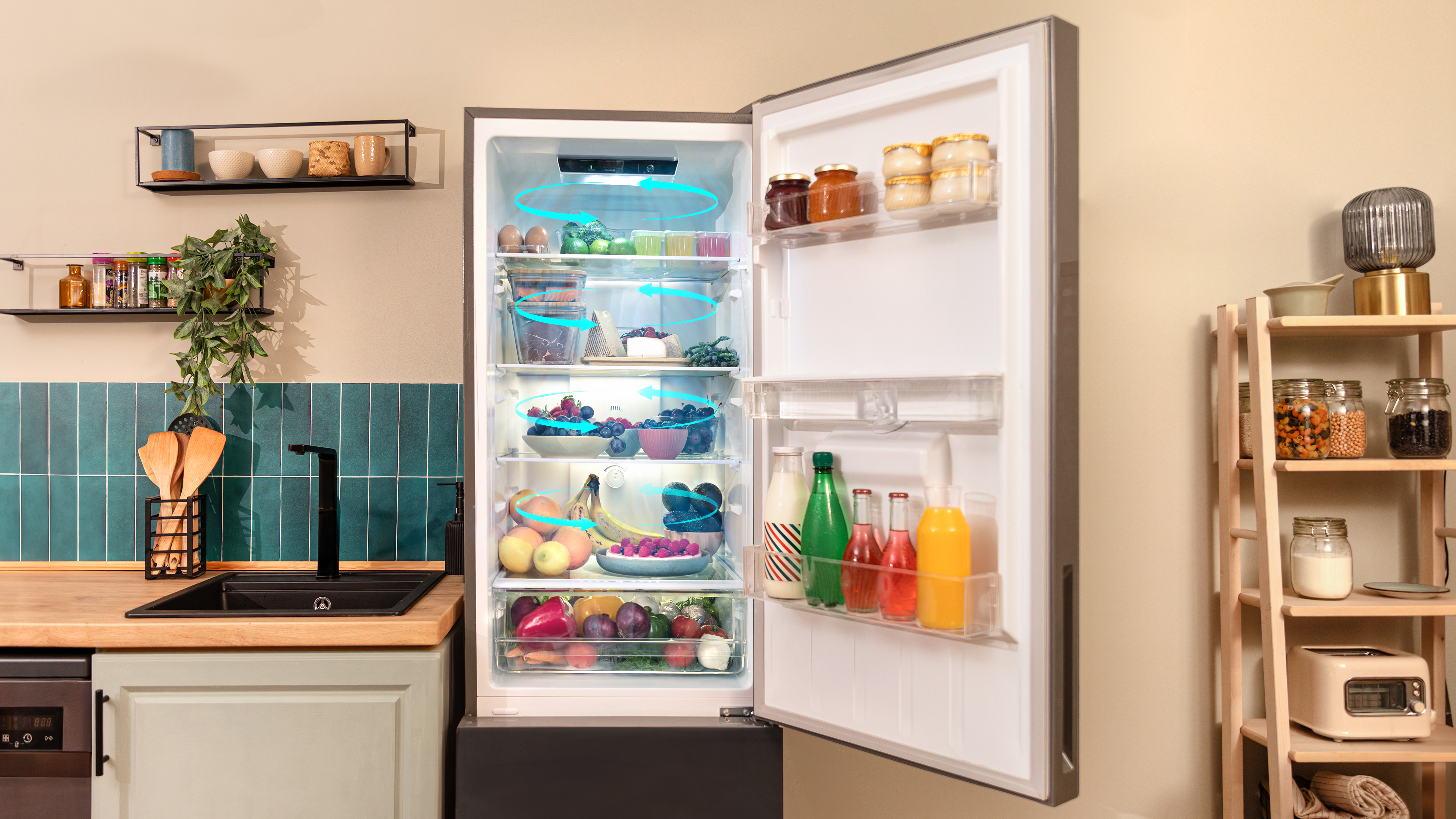 Refrigerador abierto, mostrando estantes con comida y signos de flujo de aire.