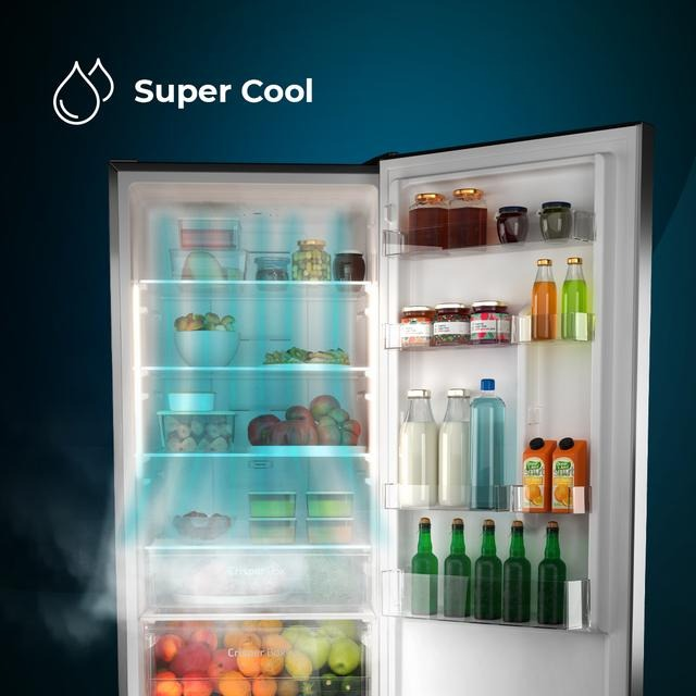 Refrigerador abierto con la puerta derecha abierta, con efecto de aire frío azul y alimentos adentro.