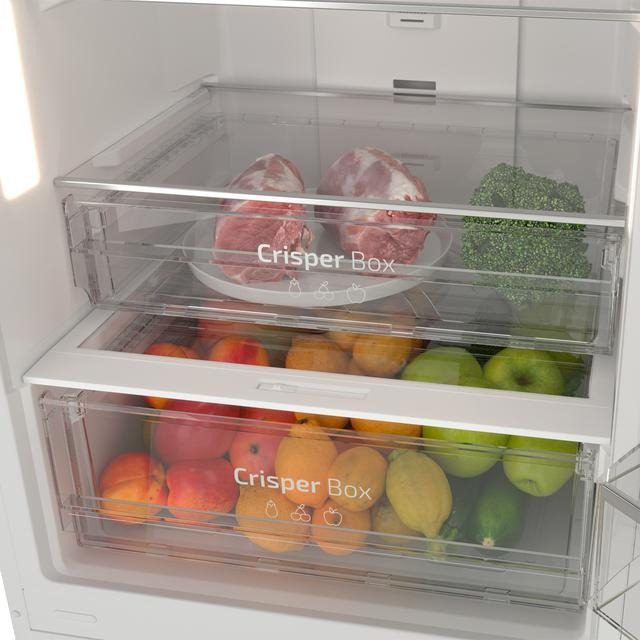 Interior del refrigerador: Dos cajones para verduras con productos frescos y carne.