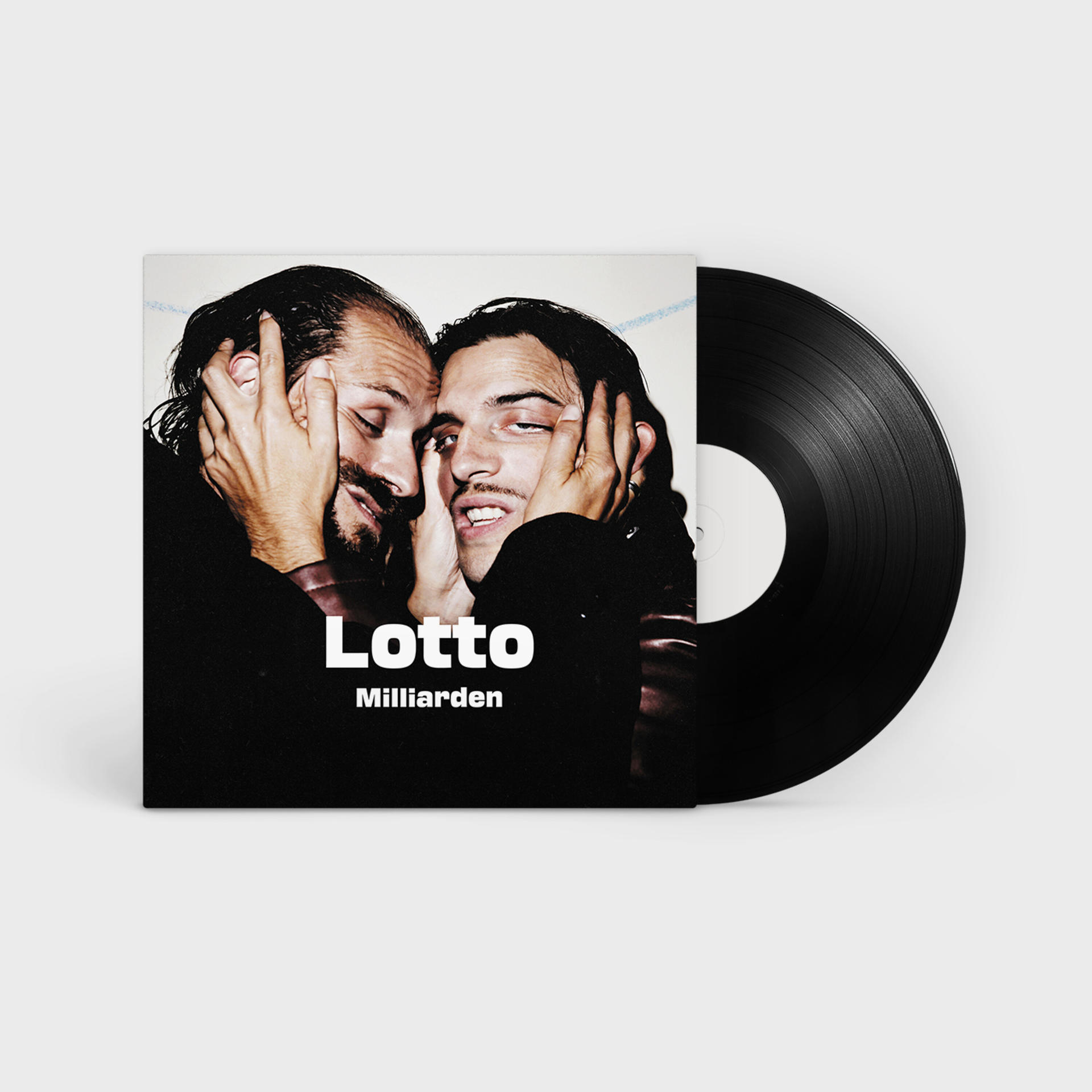 Albumcover von zwei sich umarmenden Männern, betitelt 'Lotto'. Schallplatte rechts.