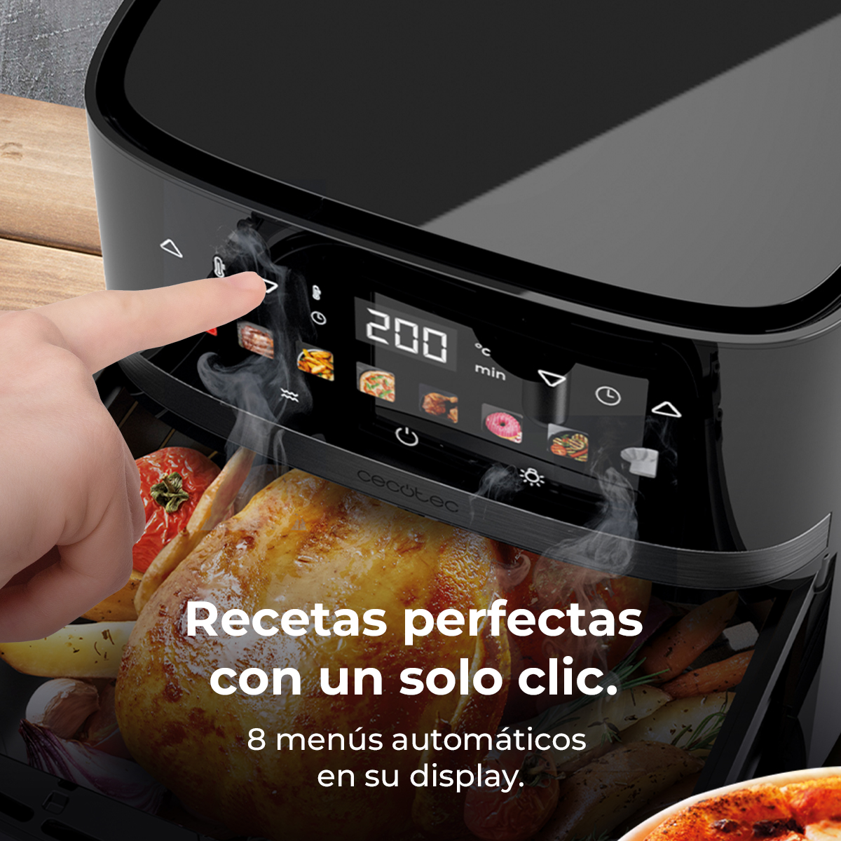 Persona usando una freidora de aire, mostrando el panel de control con pantalla digital y pollo asado.
