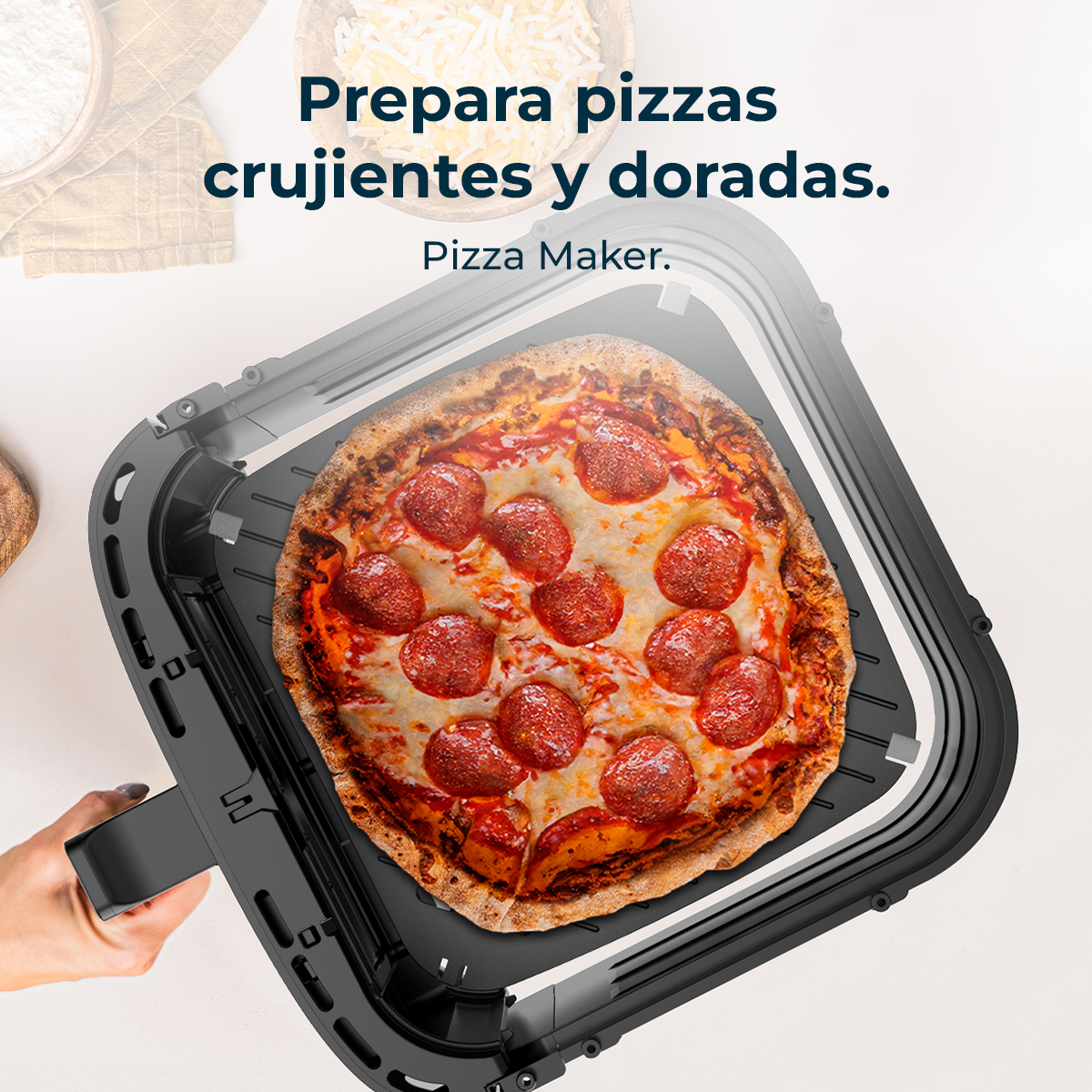 Una pizza está en una sartén cuadrada negra con una mano que sostiene el asa.