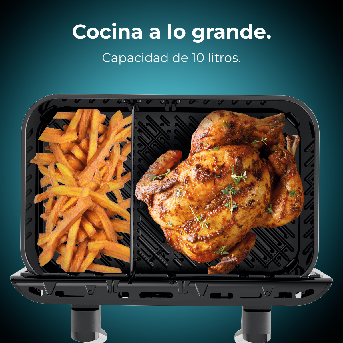 Freidora de aire con papas fritas y un pollo asado, texto en español.