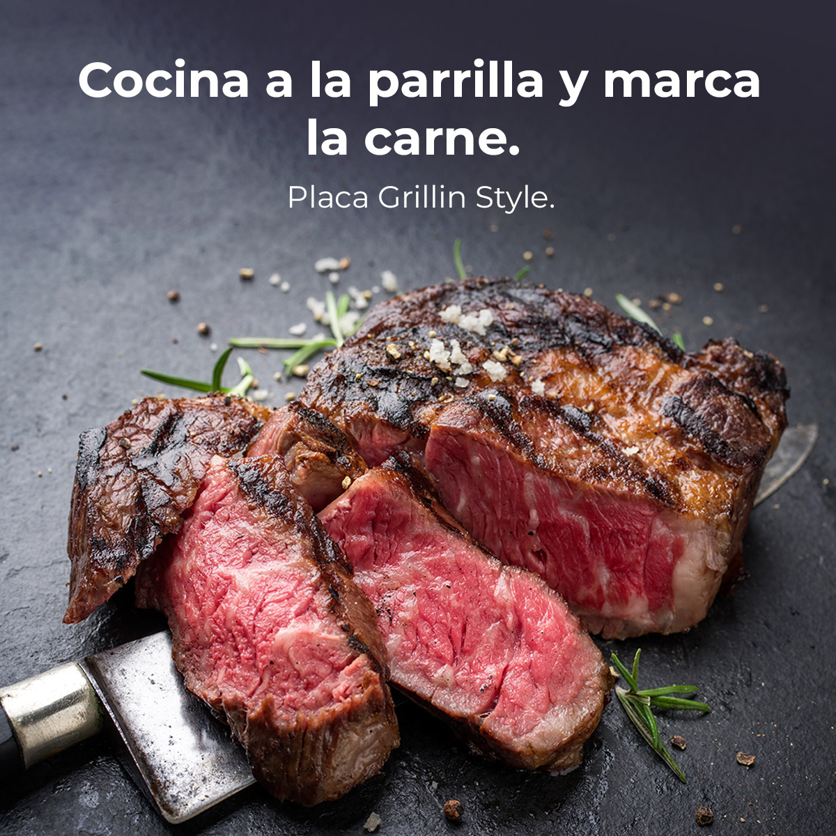 Filete a la parrilla en rodajas con romero y sal sobre una superficie negra. Texto en español: Cocina a la parrilla y marca la carne.