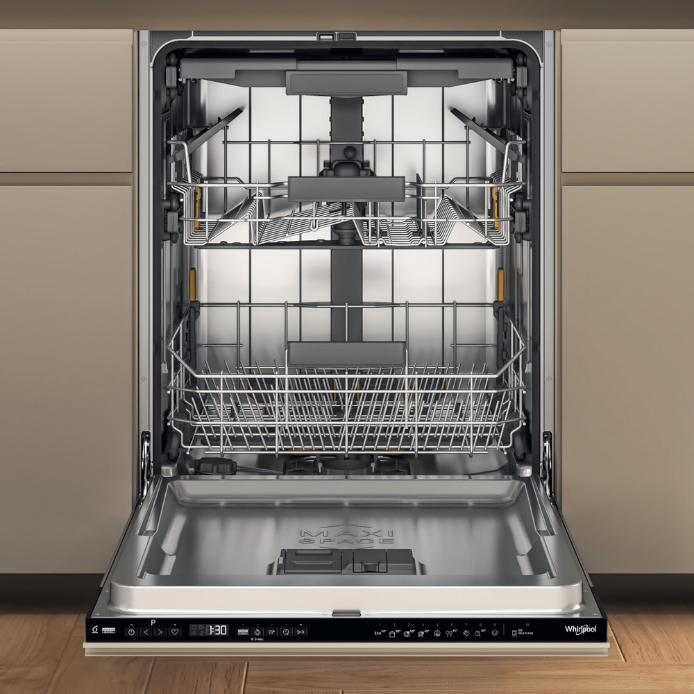 Egy nyitott mosogatógép polcokkal és a Whirlpool márkalogóval.