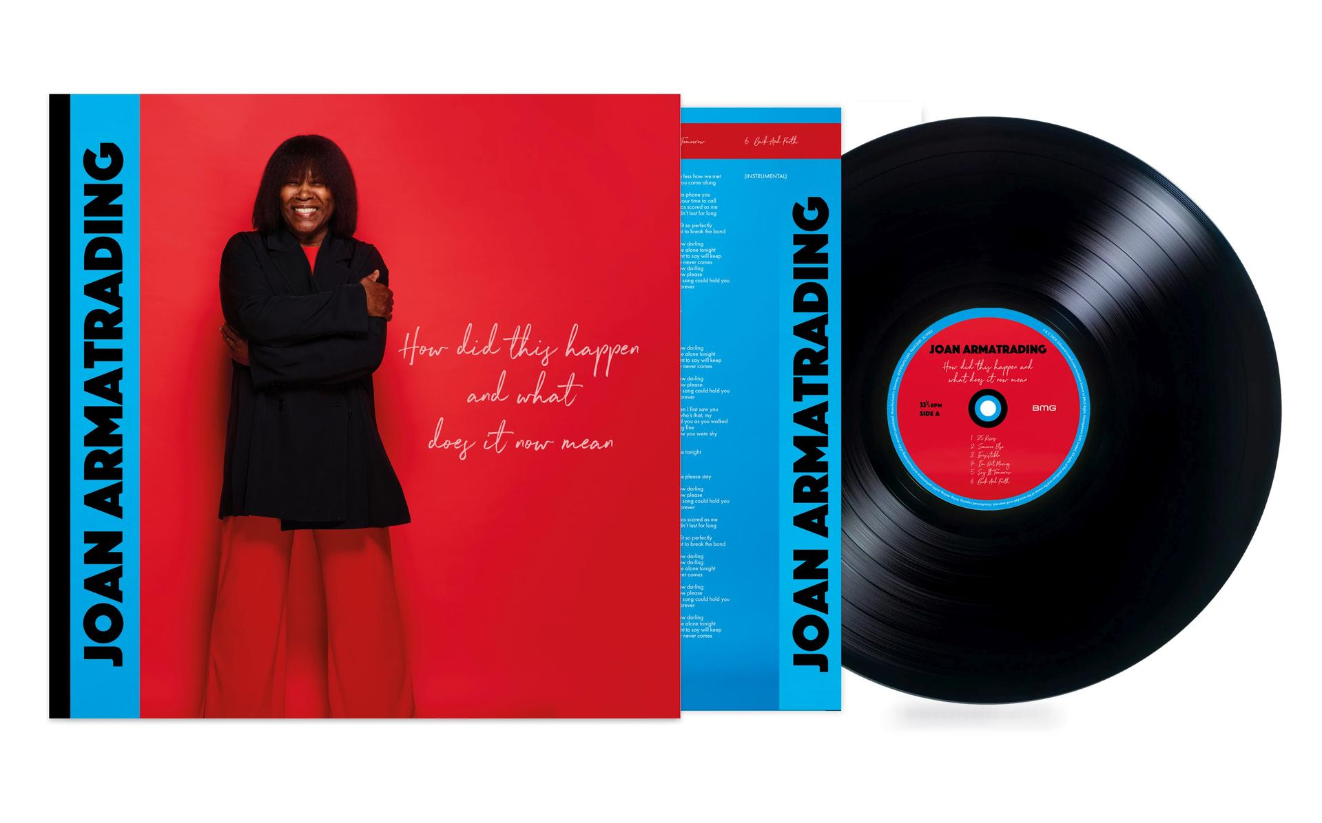 Joan Armatrading Albumcover: roter Hintergrund, Frau in schwarzem Mantel, Vinyl-Schallplatte daneben.