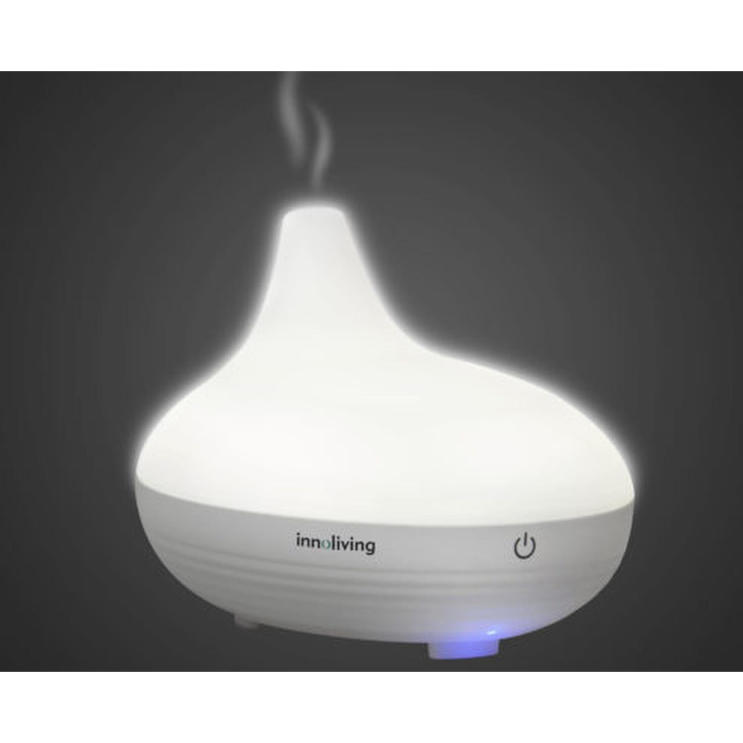 Un diffusore di oli essenziali bianco. Il diffusore ha un design semplice.