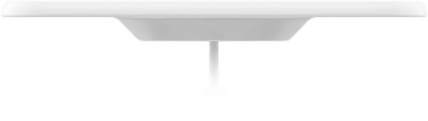 Egy fehér műholdas antenna csatlakozó kábellel, alulról nézve, fekete háttér előtt.