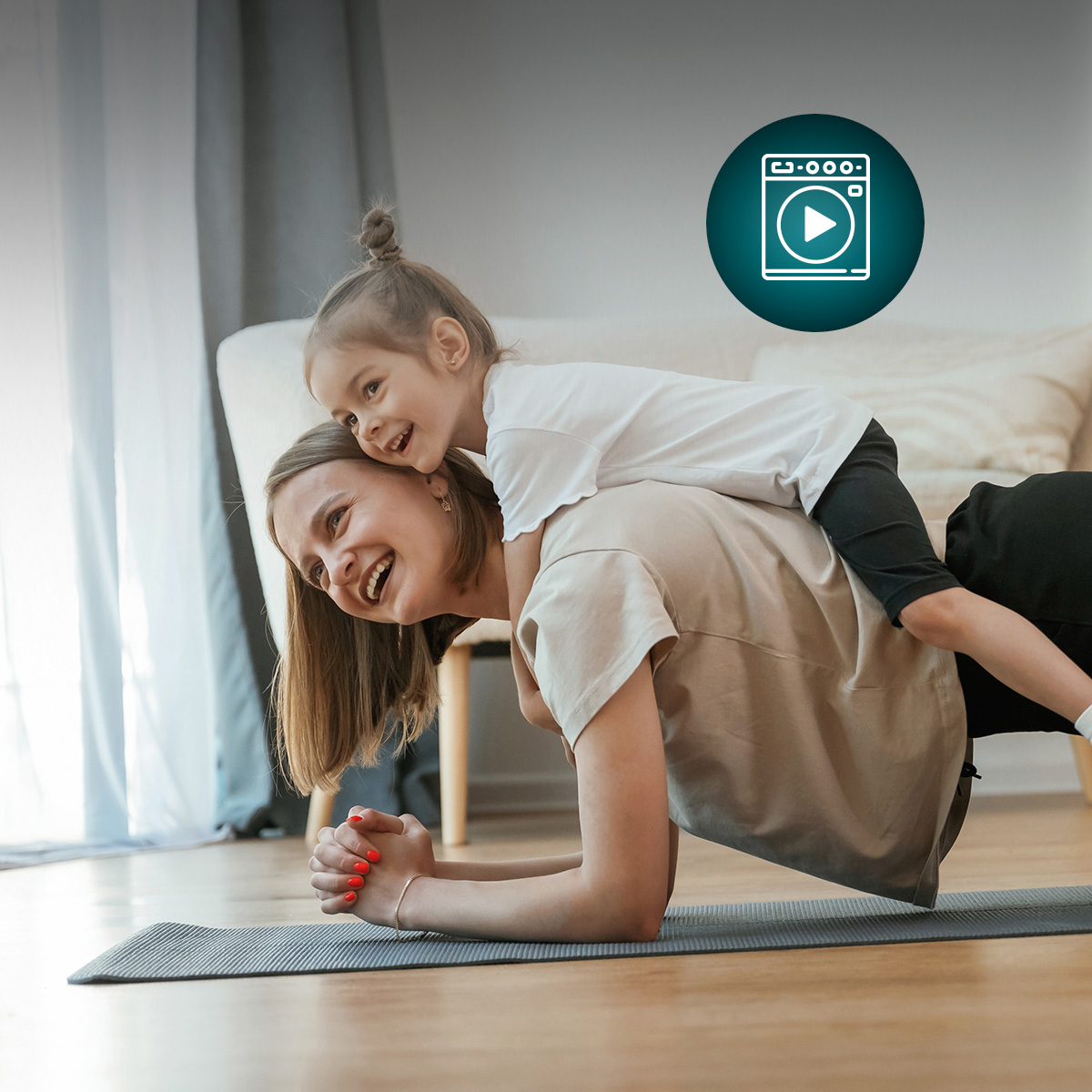 Mujer haciendo plancha con niño a la espalda. Sonríen. Botón verde de reproducción visible.
