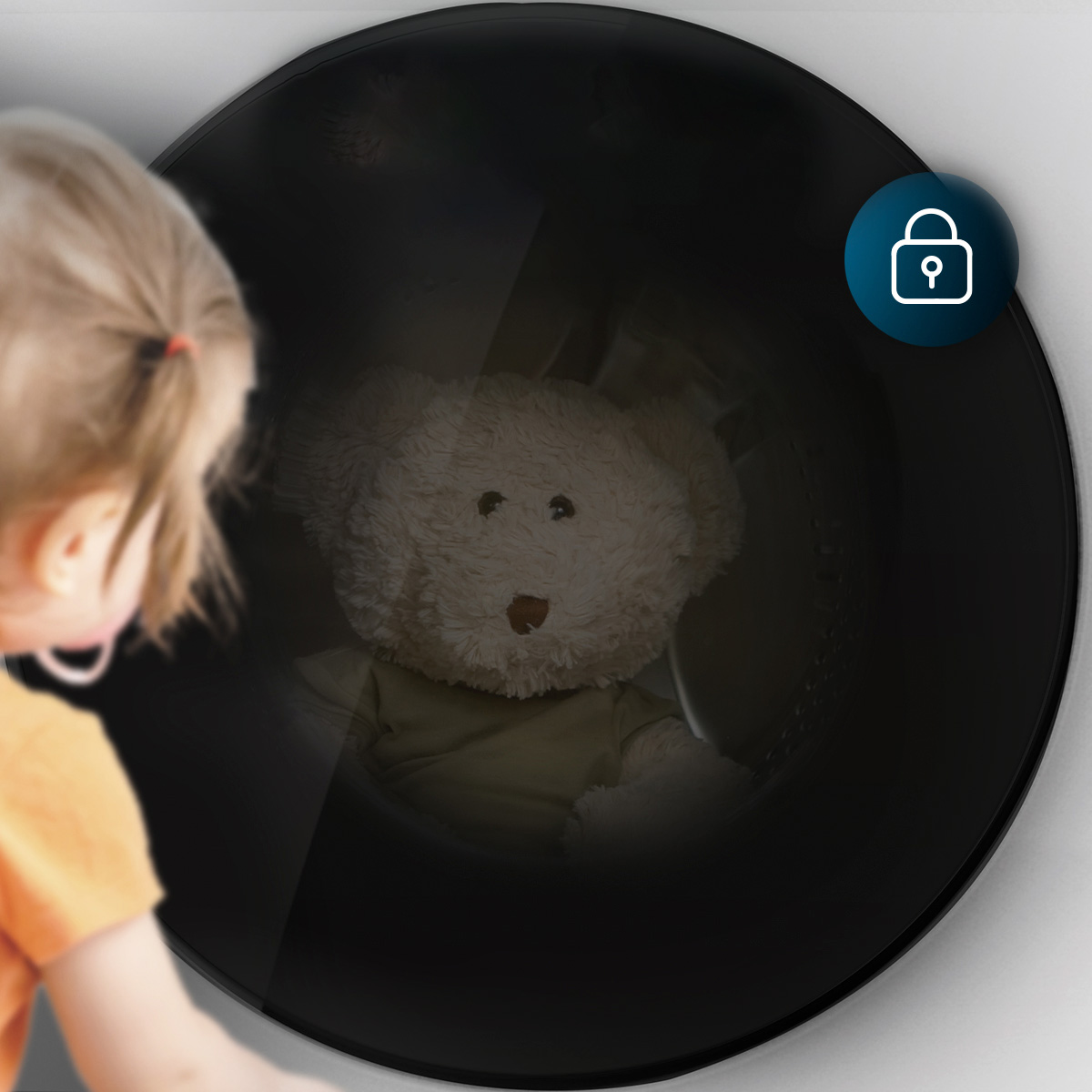 Un niño mirando una pantalla oscura con un reflejo de oso de peluche, un icono de candado visible.