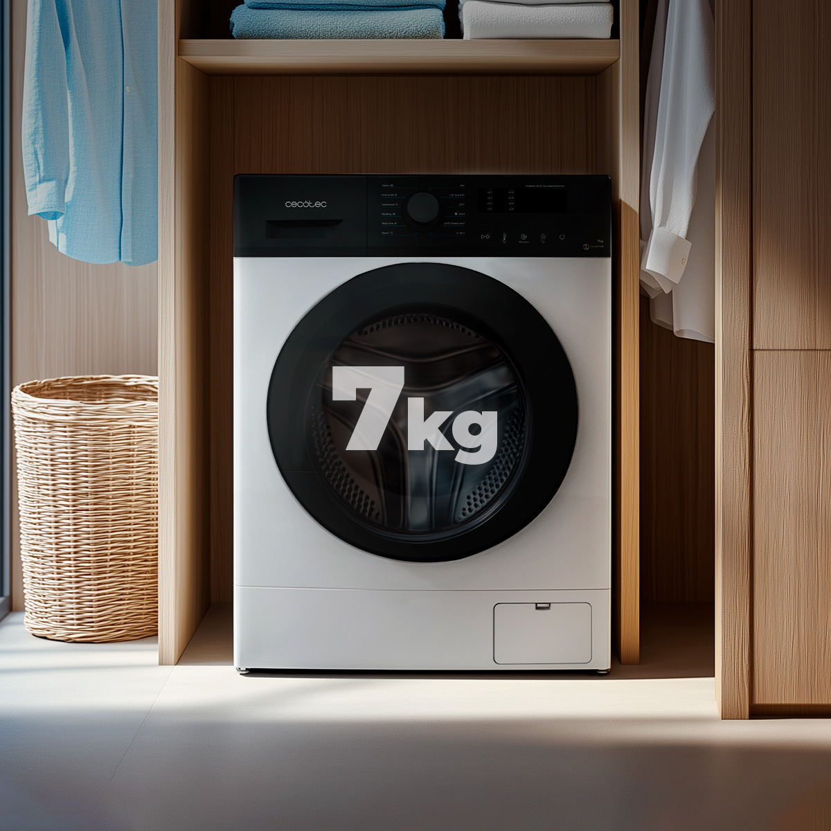 Una lavadora blanca se coloca en un armario de madera, con el texto '7kg' en la puerta.