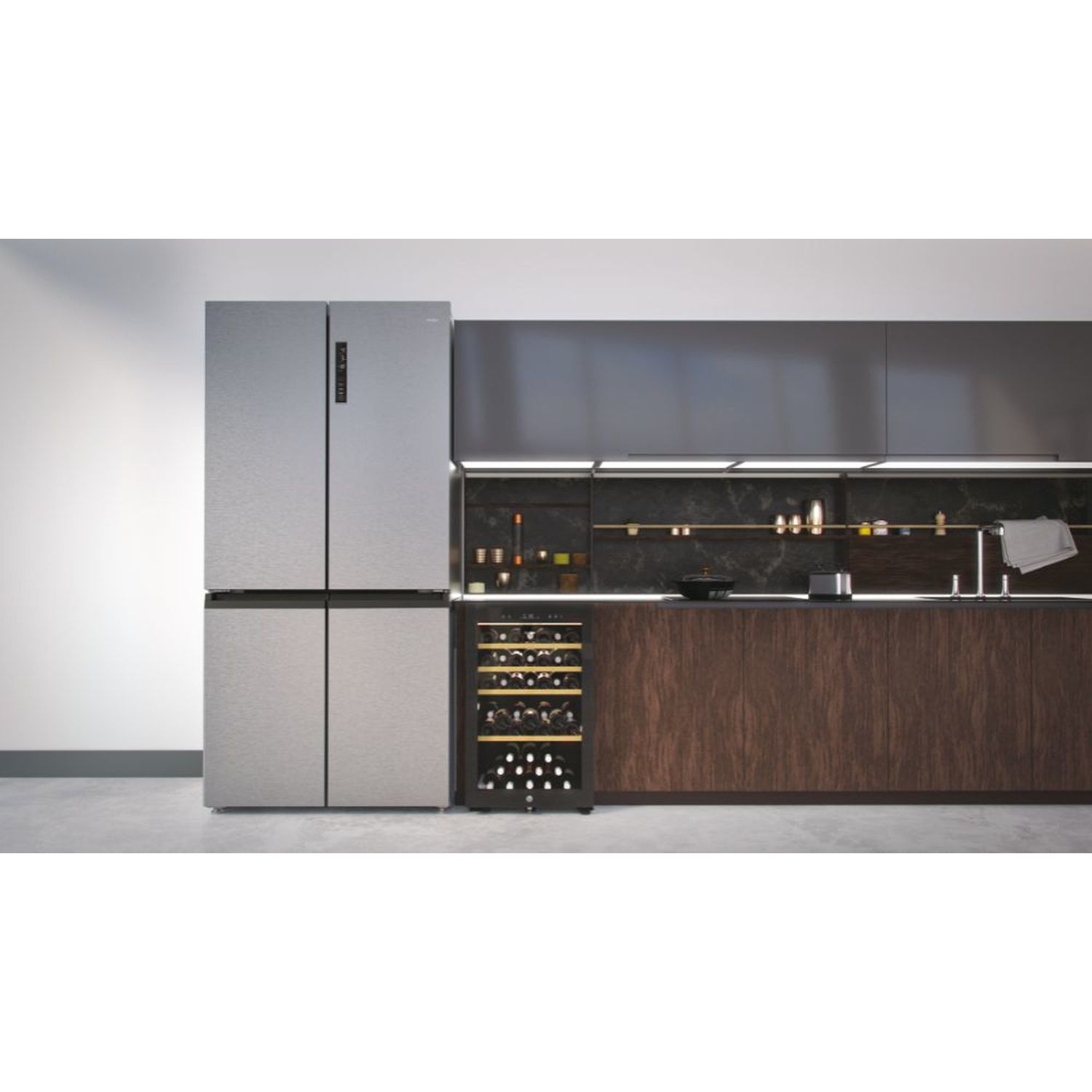 Scena cucina con frigo argento, cantinetta e mobili in legno scuro.