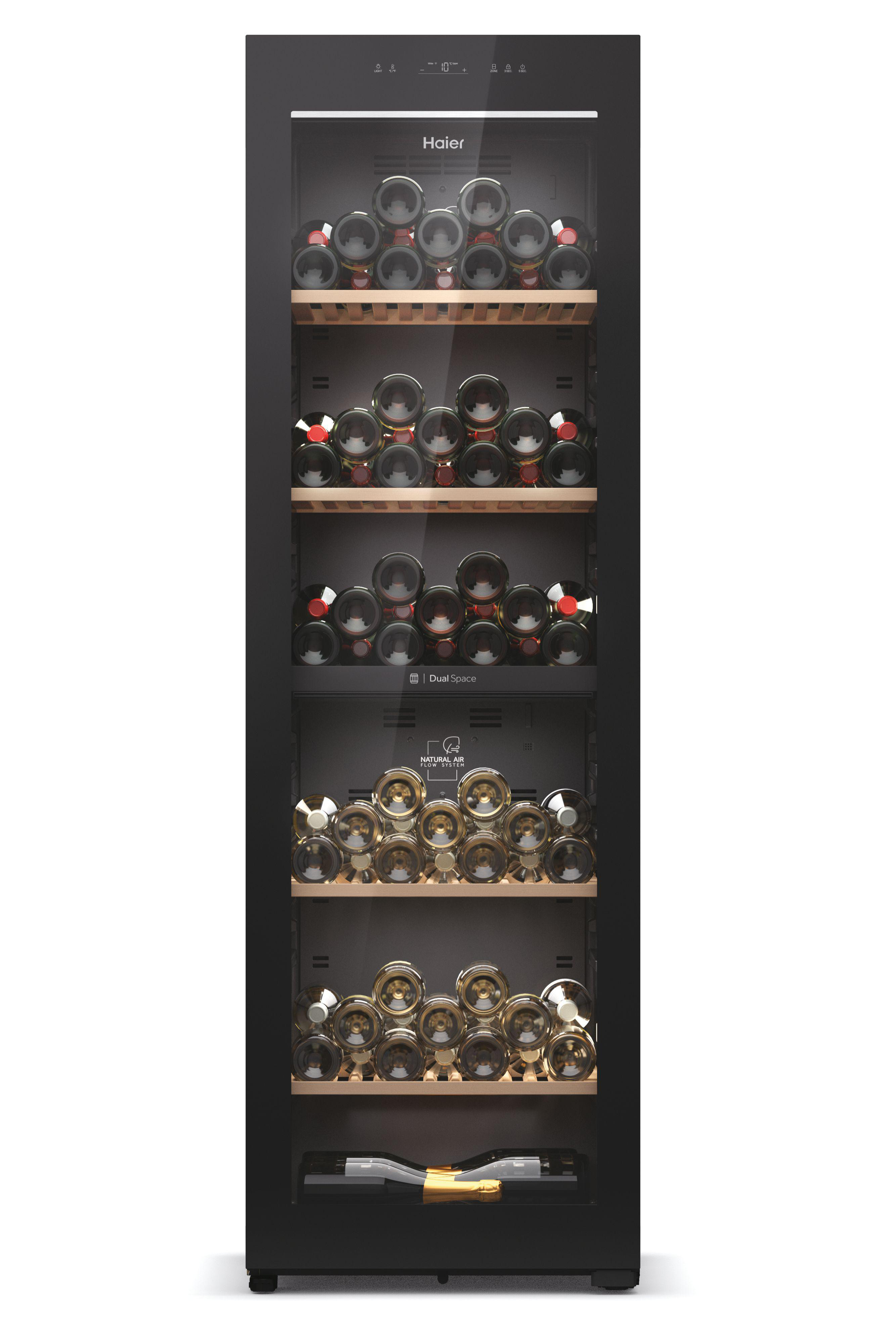 Schwarzer Weinkühler mit Flaschen auf Holzregalen. Marke Haier.