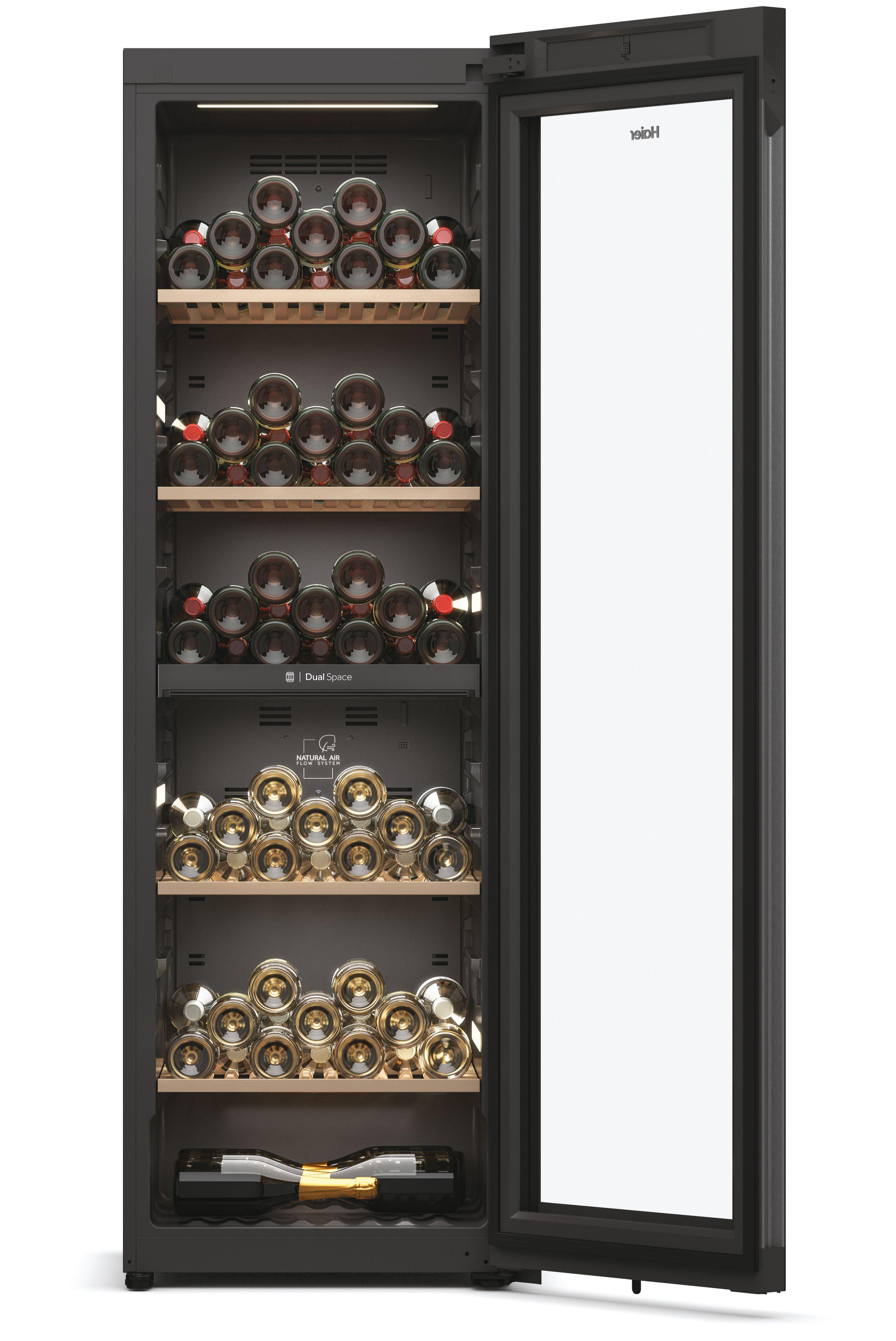 Ein Weinkühler mit offener Tür, der mehrere Weinflaschen auf Holzregalen zeigt, Innenansicht.