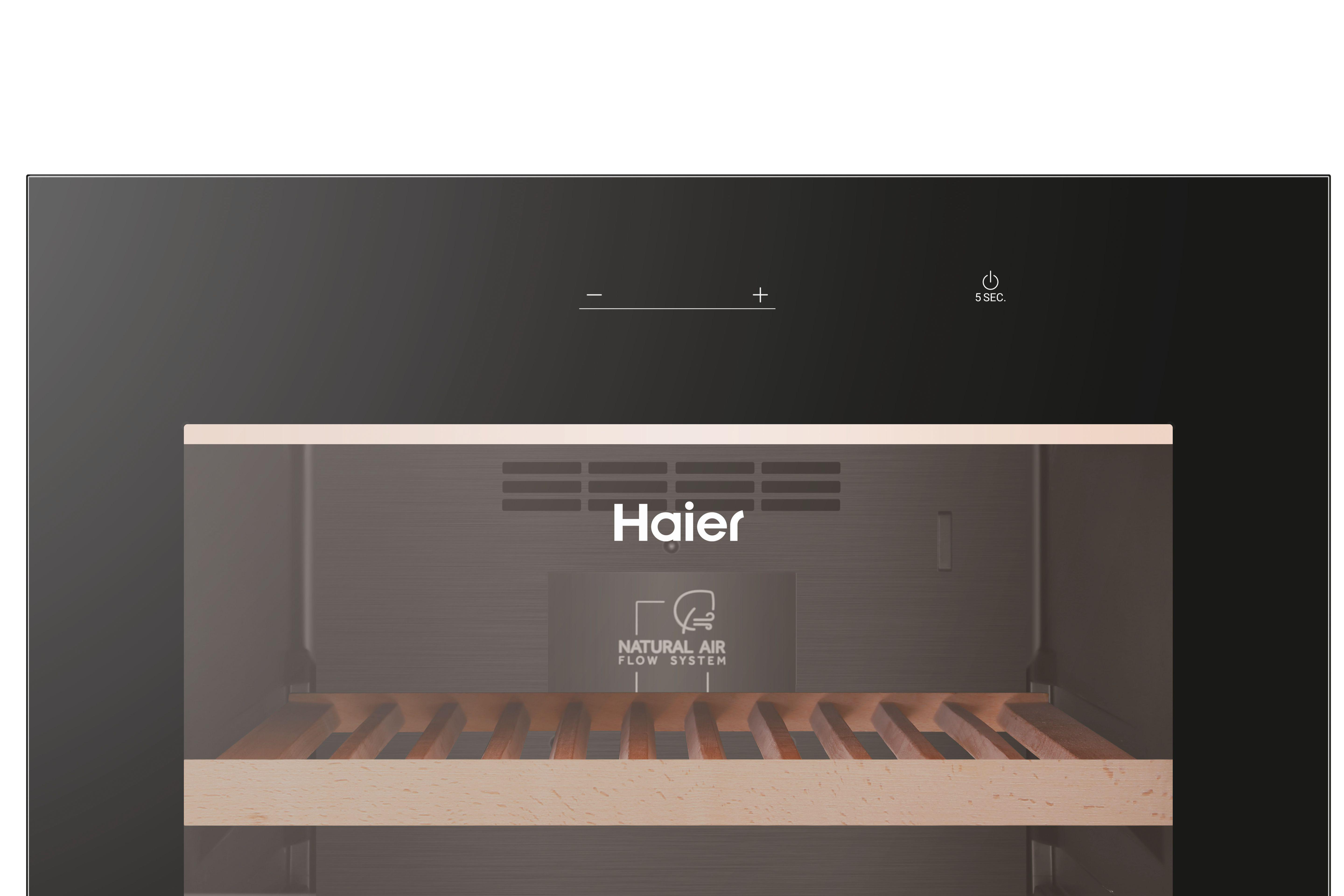 Innenraum eines Haier Weinkühlers mit Holzregalen und Bedienfeld. Schwarzer Hintergrund.