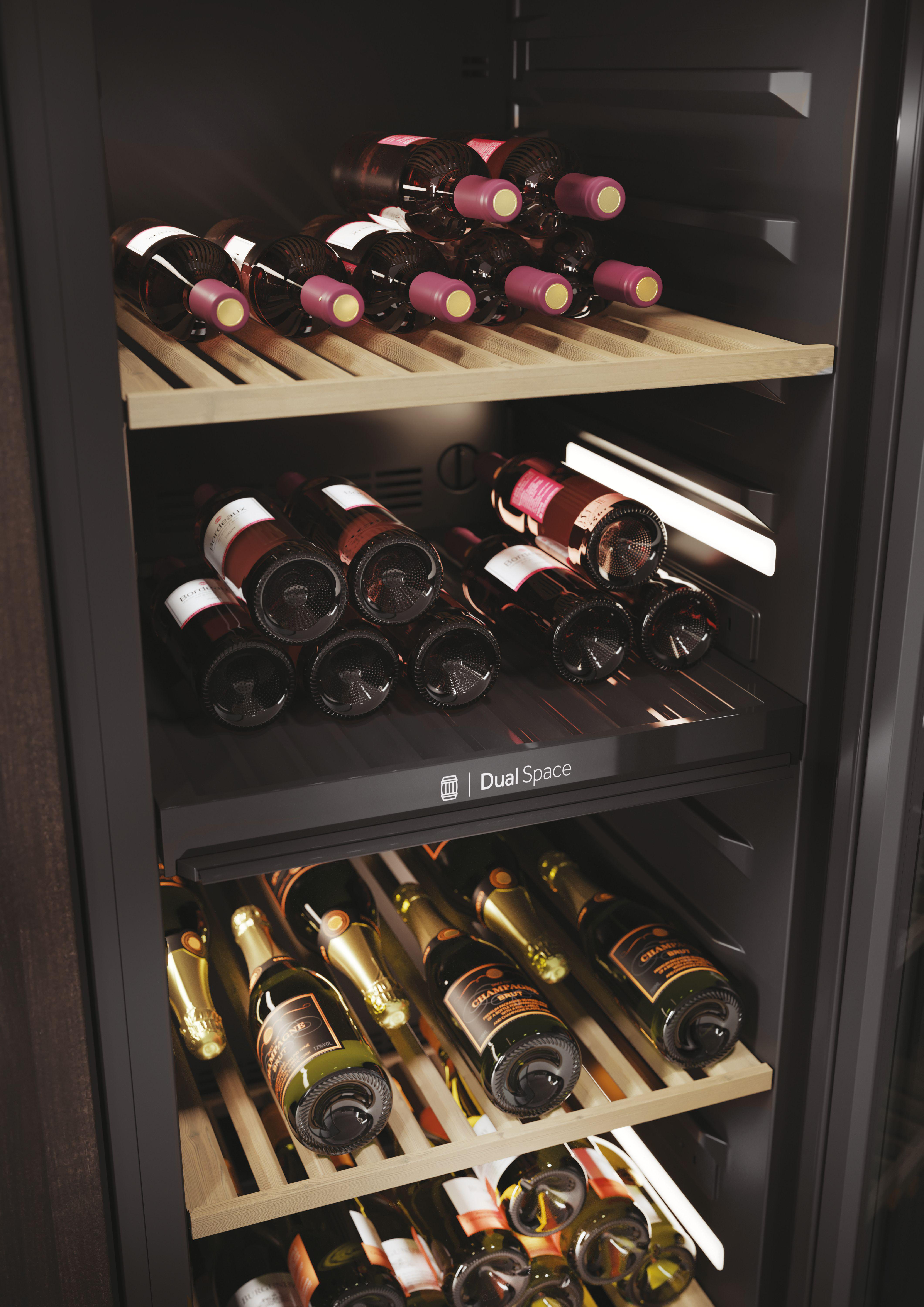 Weinkühlschrank-Innenraum mit mehreren Flaschen. Holzregale und ein Dual Space-Etikett.