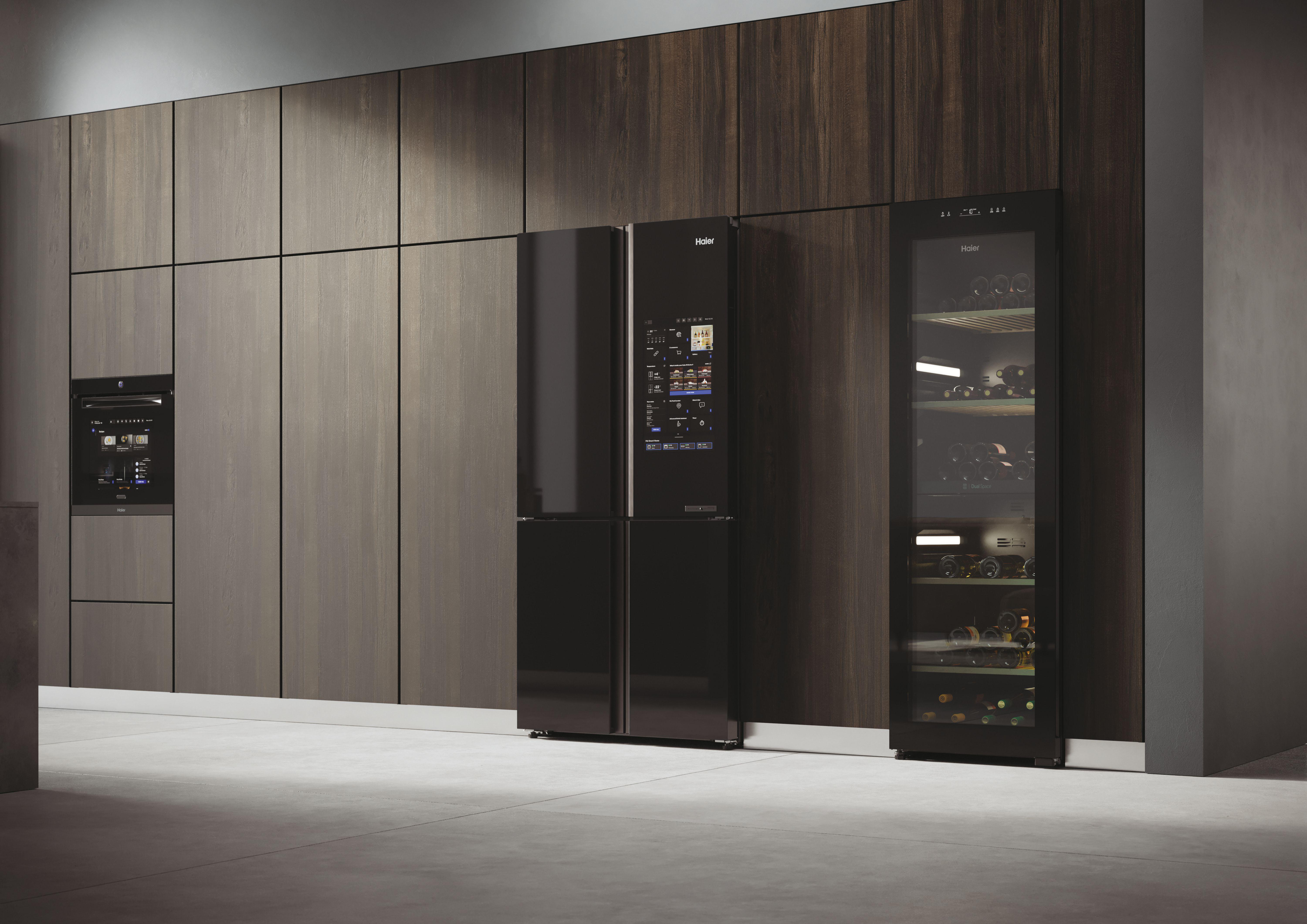 Moderne Küche mit dunklen Holzschränken. Ein großer Kühlschrank und ein Weinkühler sind sichtbar. Ein Einbaubackofen befindet sich links.