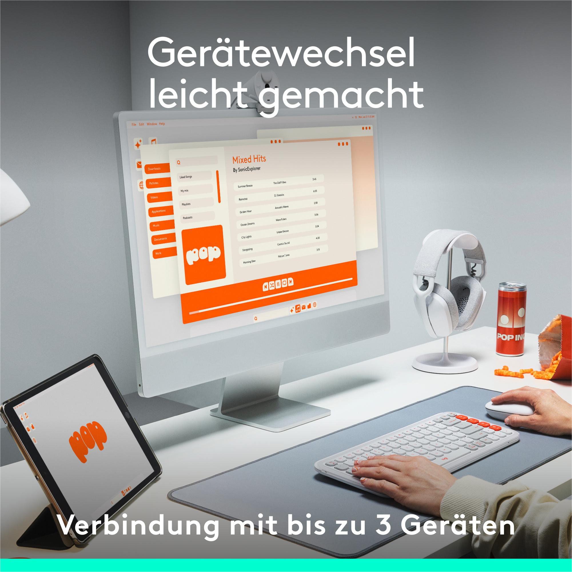 Ein Desktop-Setup mit Computer, Tablet, Kopfhörern, Maus und Tastatur.