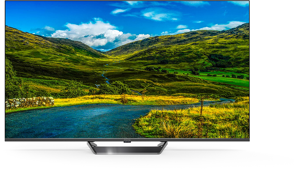 Egy TV képernyő egy festői tájat mutat, úttal, hegyekkel és folyóval.