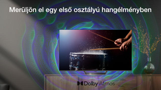 Egy TV képernyőjén dobműsor látható. A szobában fa szekrény és zöld, kék fényhatás van.
