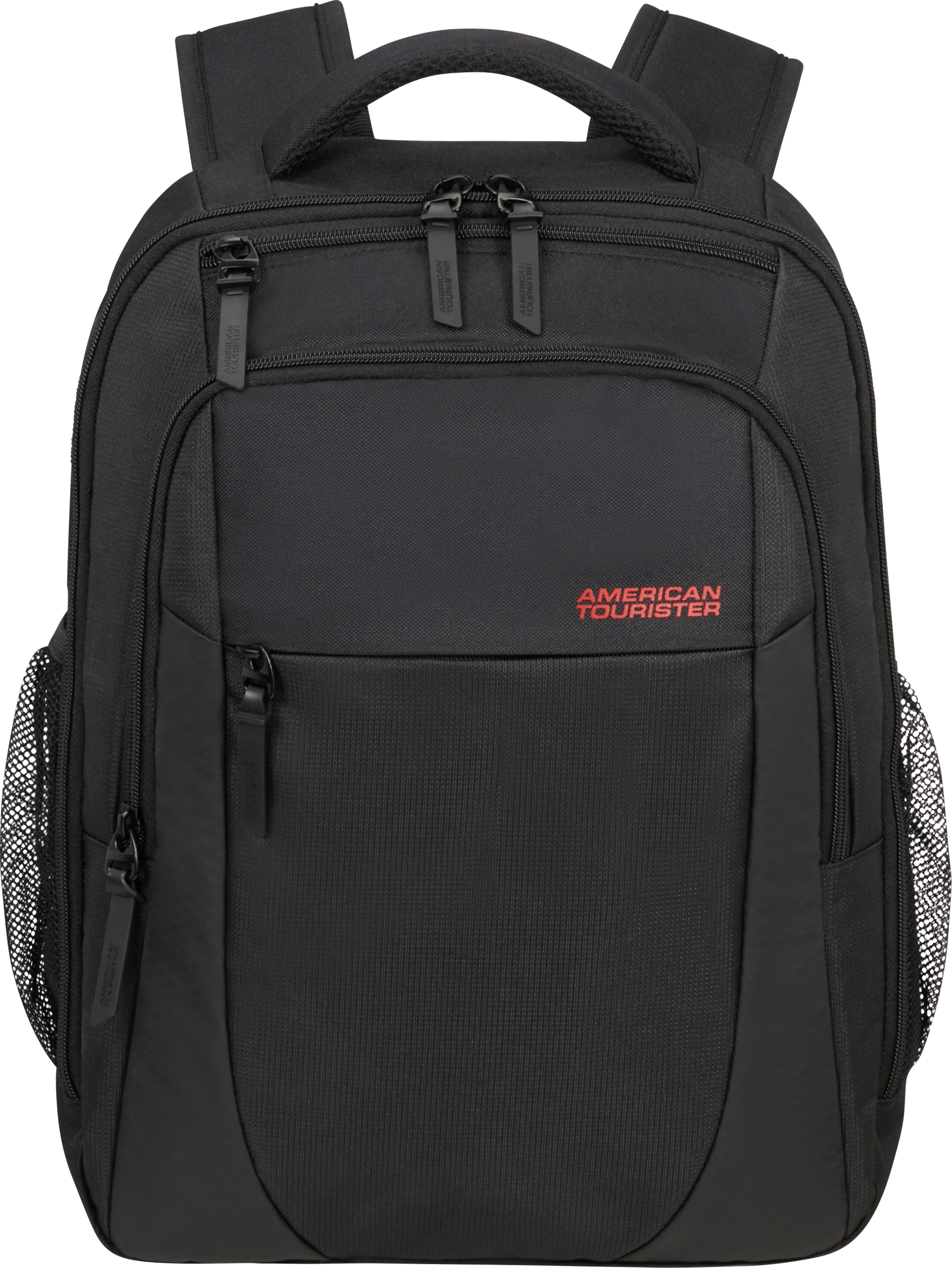 Fekete hátizsák piros 'AMERICAN TOURISTER' logóval. Cipzárak és zsebek láthatók.
