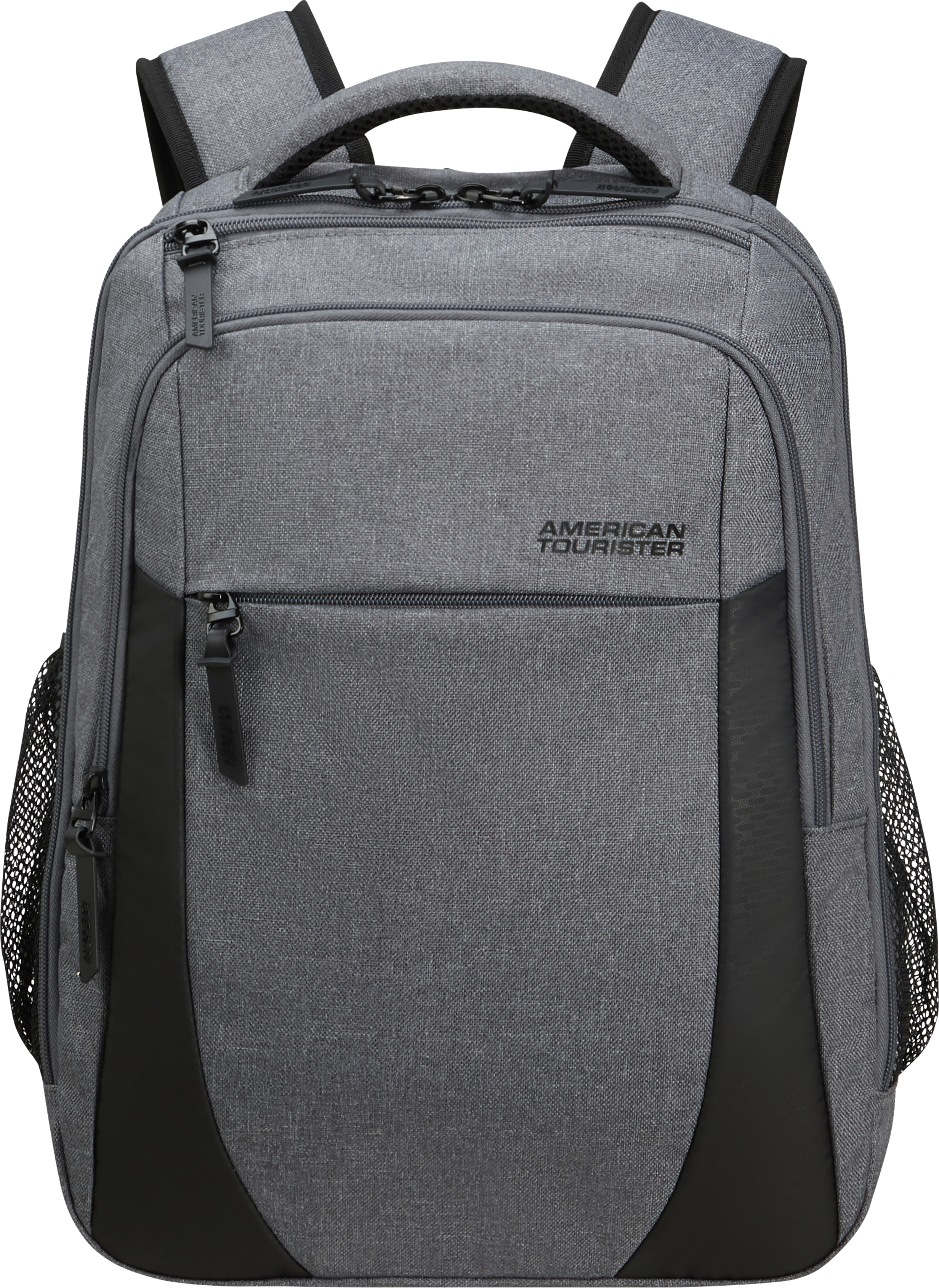 Szürke American Tourister hátizsák. Fekete díszítések, cipzárak és fogantyú van rajta. Fekete háttér.