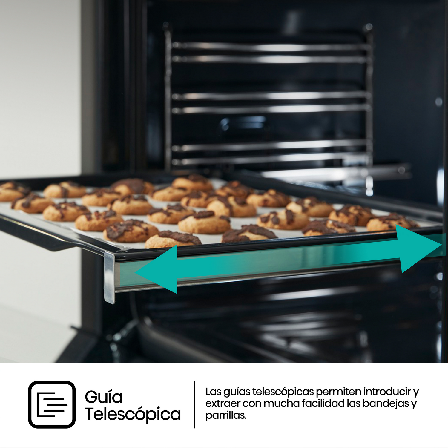 Un horno con una bandeja de galletas que se está sacando. Las galletas son con chispas de chocolate. Flechas verdes indican movimiento.