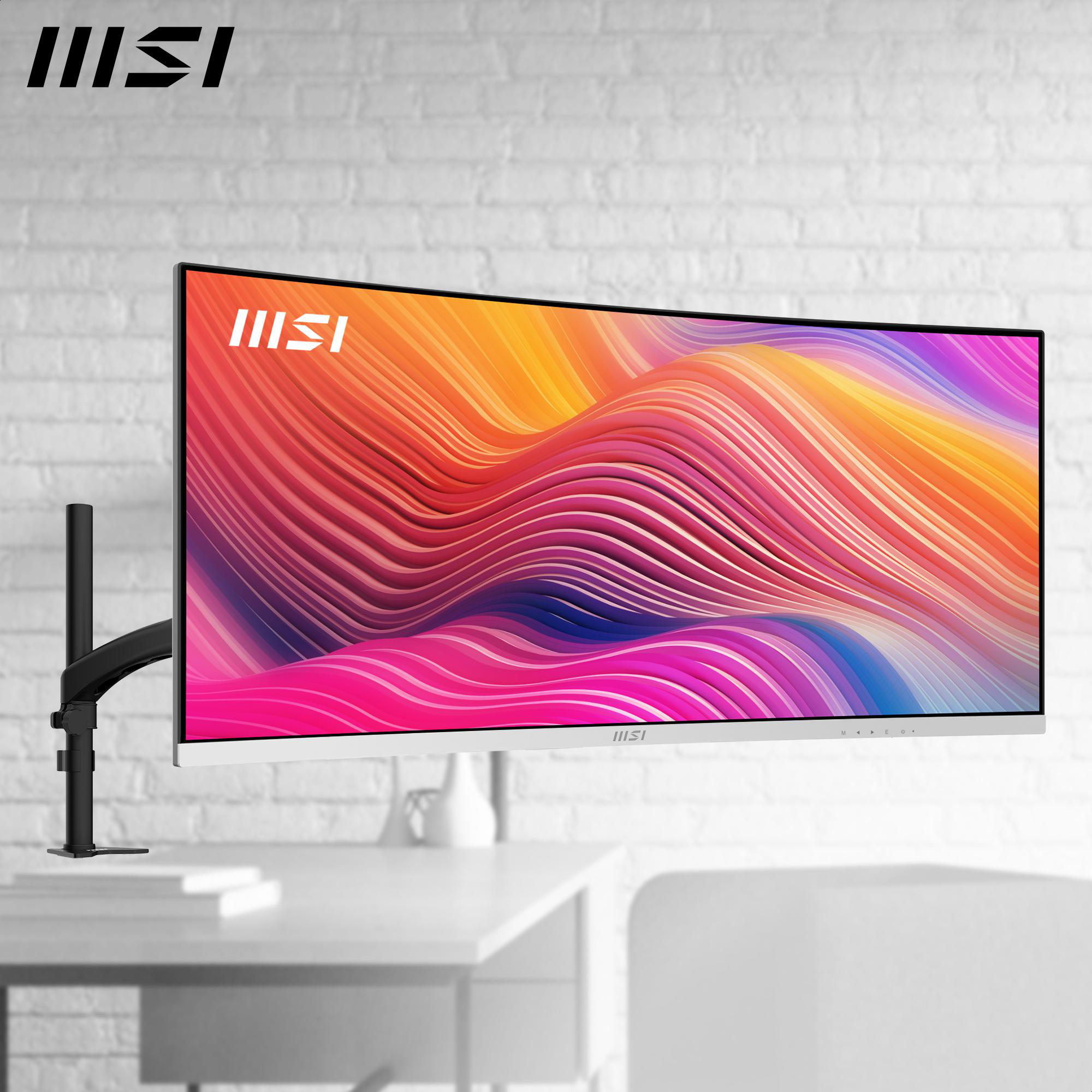 MSI-Monitor, gebogener Bildschirm, weißer Rahmen. An schwarzem Arm montiert. Weißer Backsteinmauer-Hintergrund.