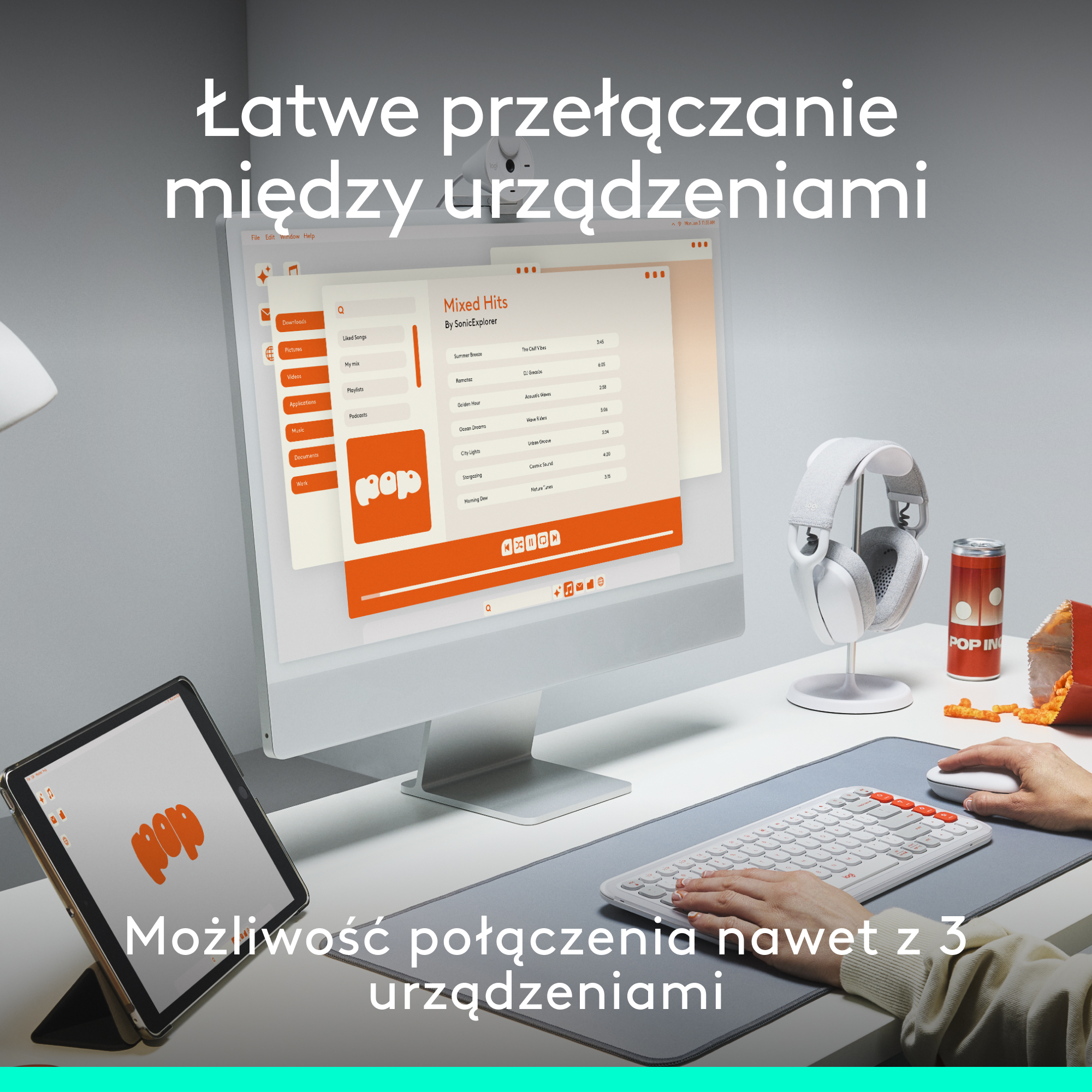 Tablet i słuchawki na biurku, z ekranem pokazującym aplikację muzyczną.