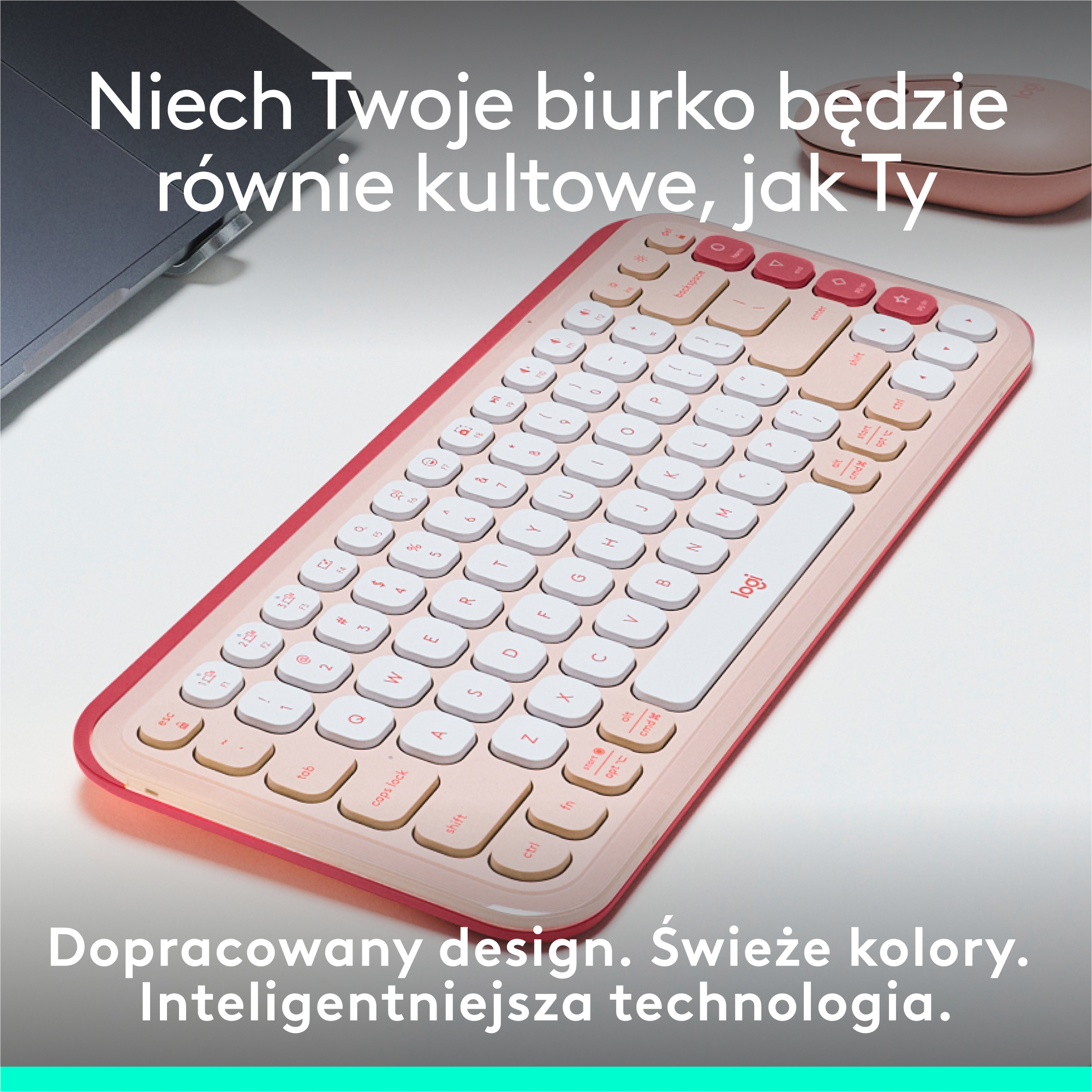 Różowa klawiatura na białej powierzchni z tekstem i myszą obok.
