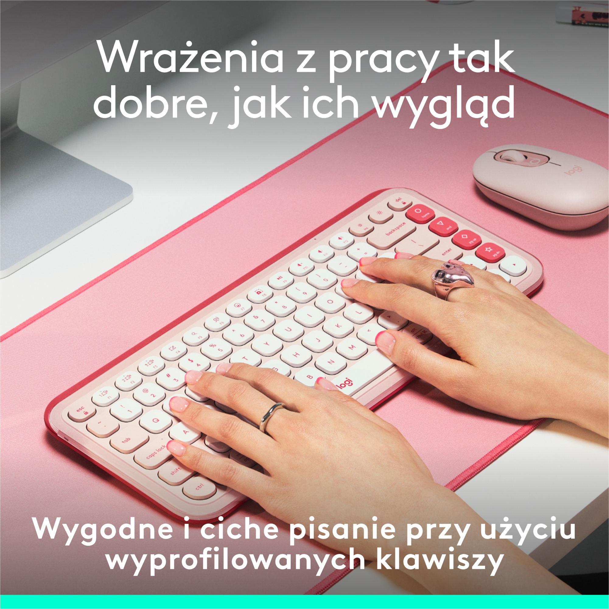 Dłonie na różowej klawiaturze. Różowa mysz po prawej stronie.